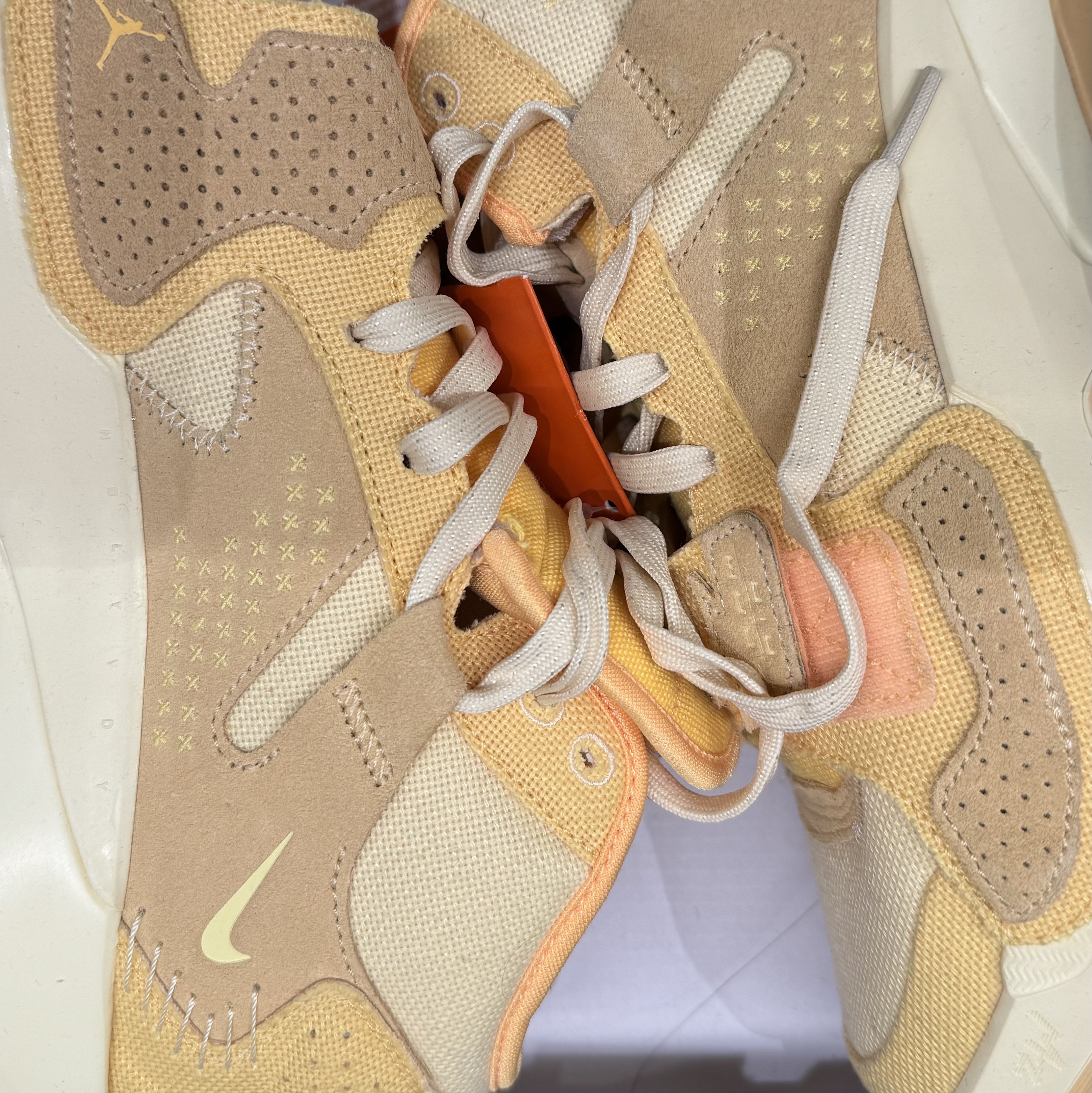Jordan Zion 2 SE PF Celestial Gold Citron Tint 착용 스타일