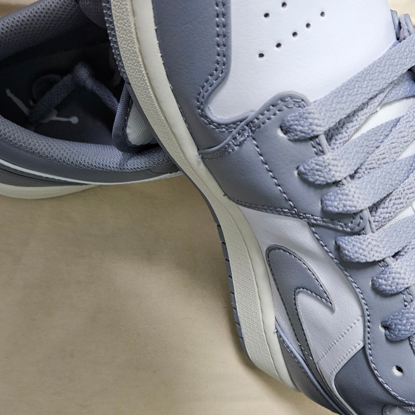 Jordan 1 Low Stealth and White 착용 스타일