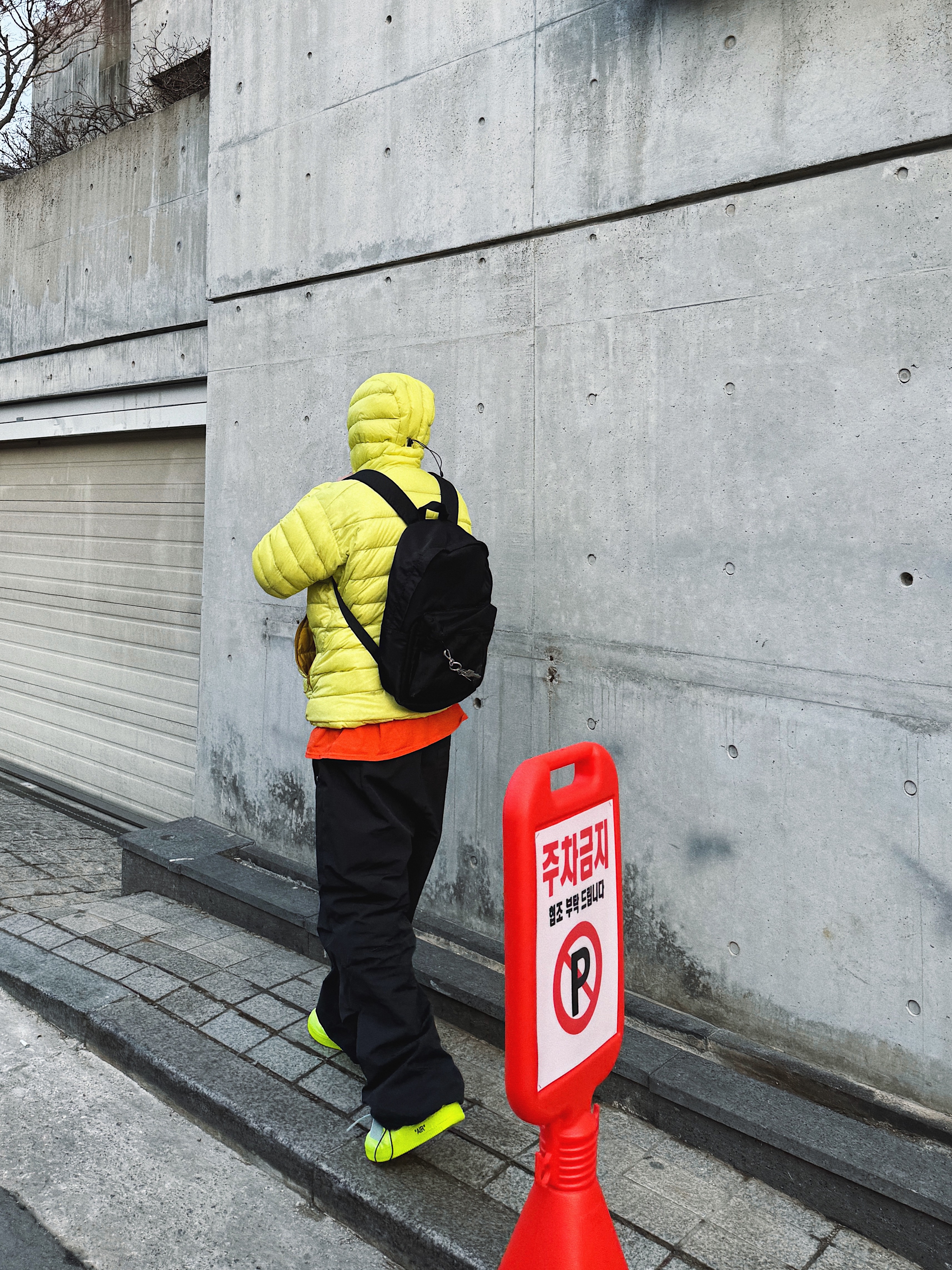 Arc'teryx Cerium Hoody Oracle, Supreme Overdyed Beanie Black 착용 스타일 - 6