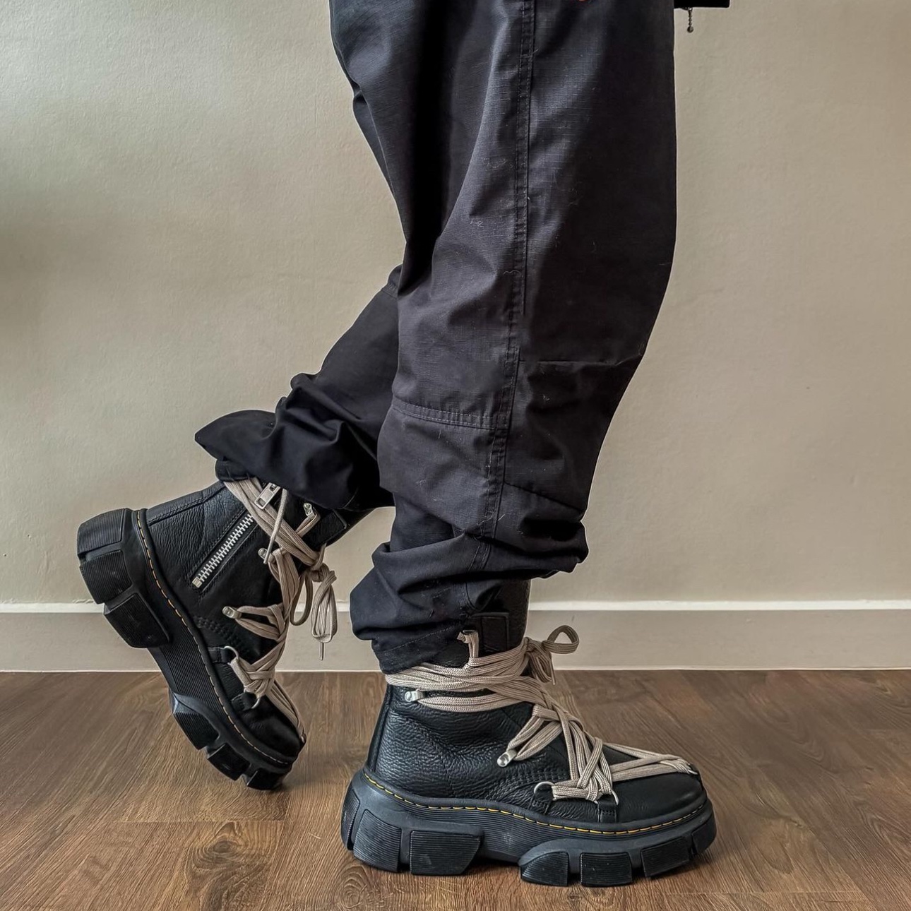 Dr. Martens x Rick Owens 1460 DMXL Megalace Black 착용 스타일 - 7