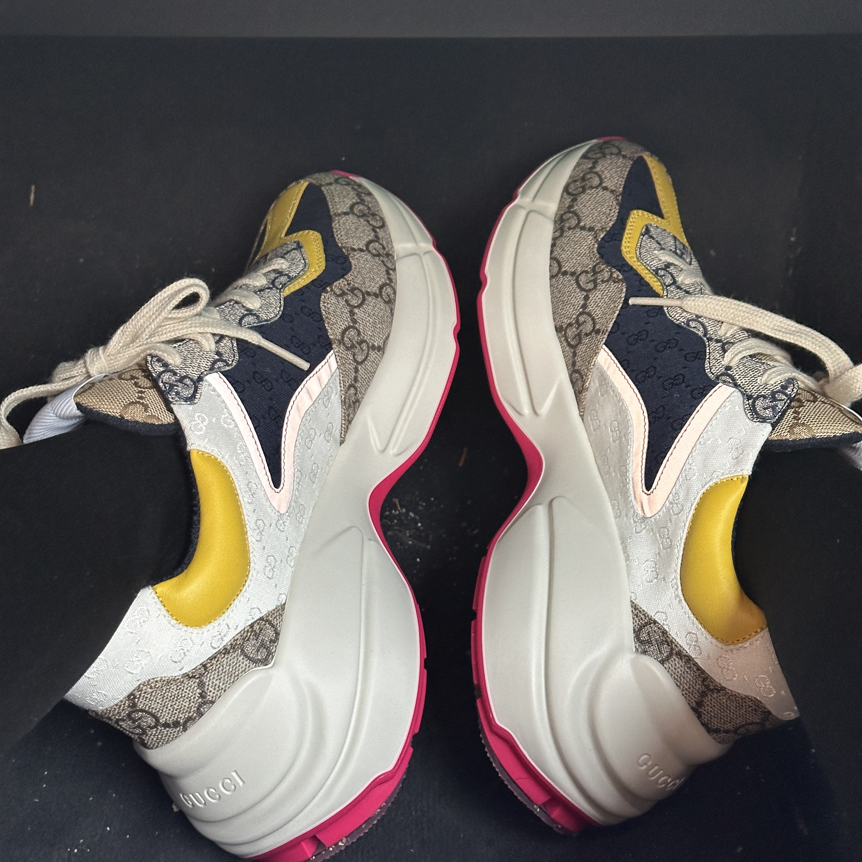 Gucci GG Rhyton Beige Sneakers Ebony Blue 착용 스타일 - 1