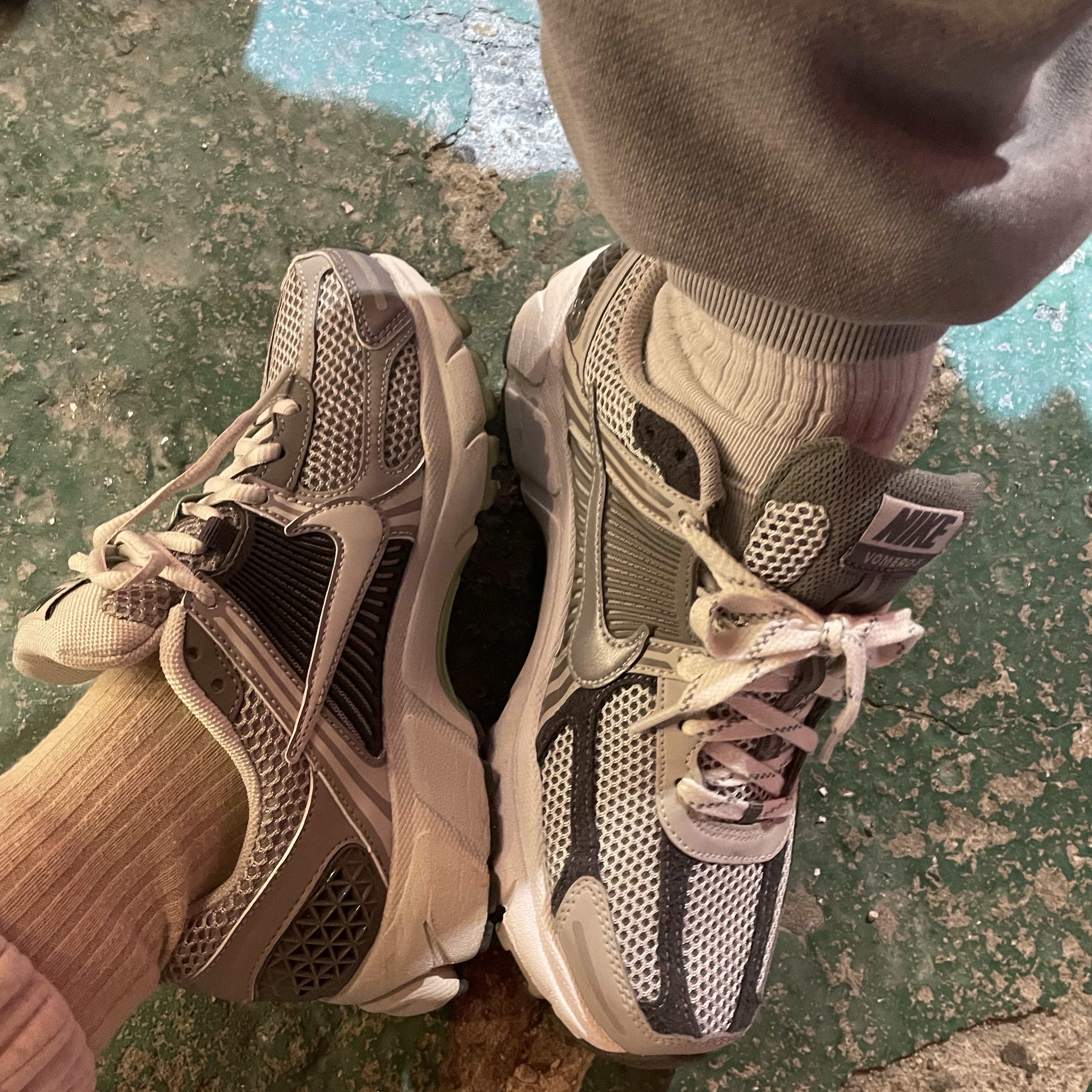 (W) Nike Zoom Vomero 5 Cobblestone and Flat Pewter, Nike Zoom Vomero 5 PRM Light Iron Ore and Flat Fewter 착용 스타일