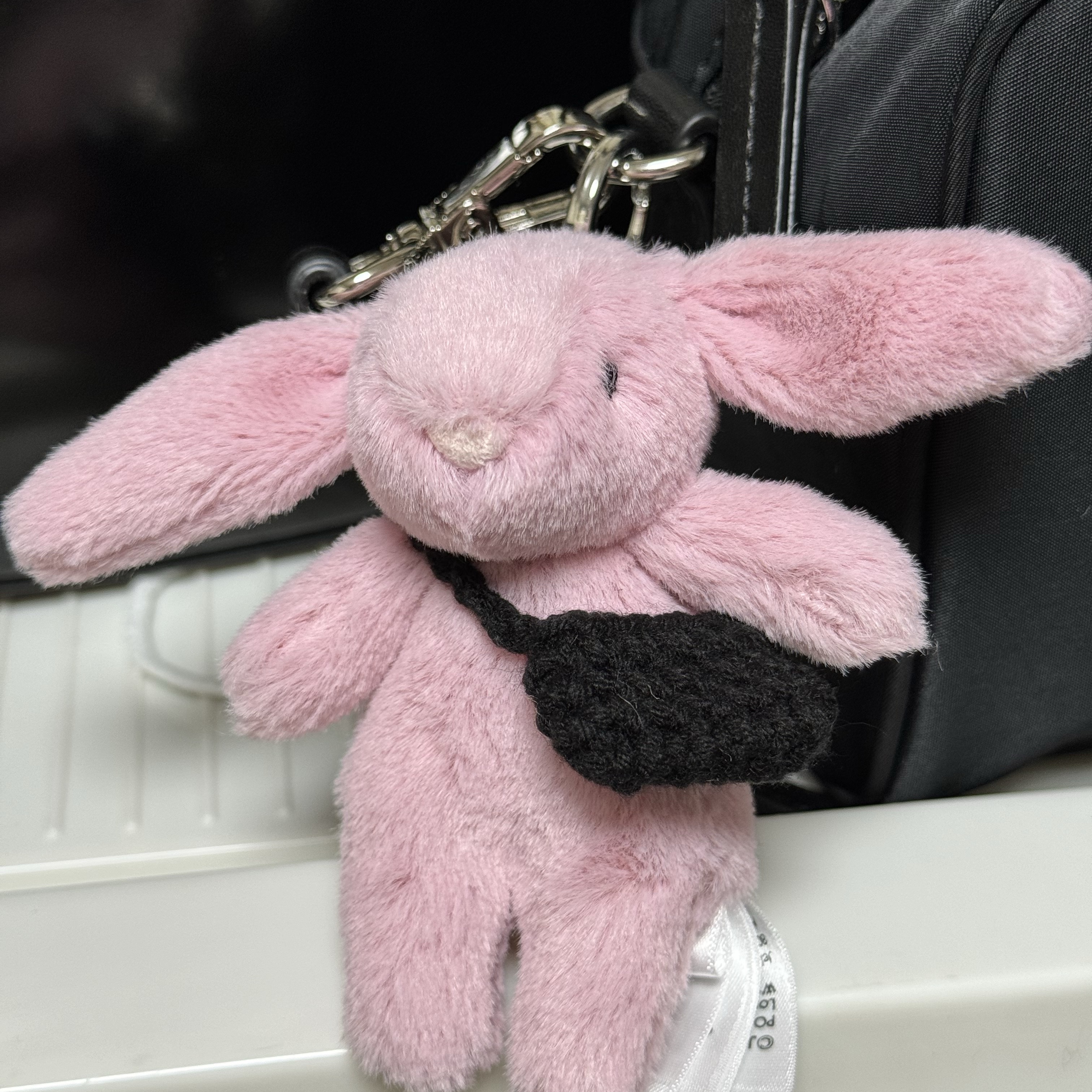 Jellycat Bashful Bunny Bag Charm Tulip 착용 스타일