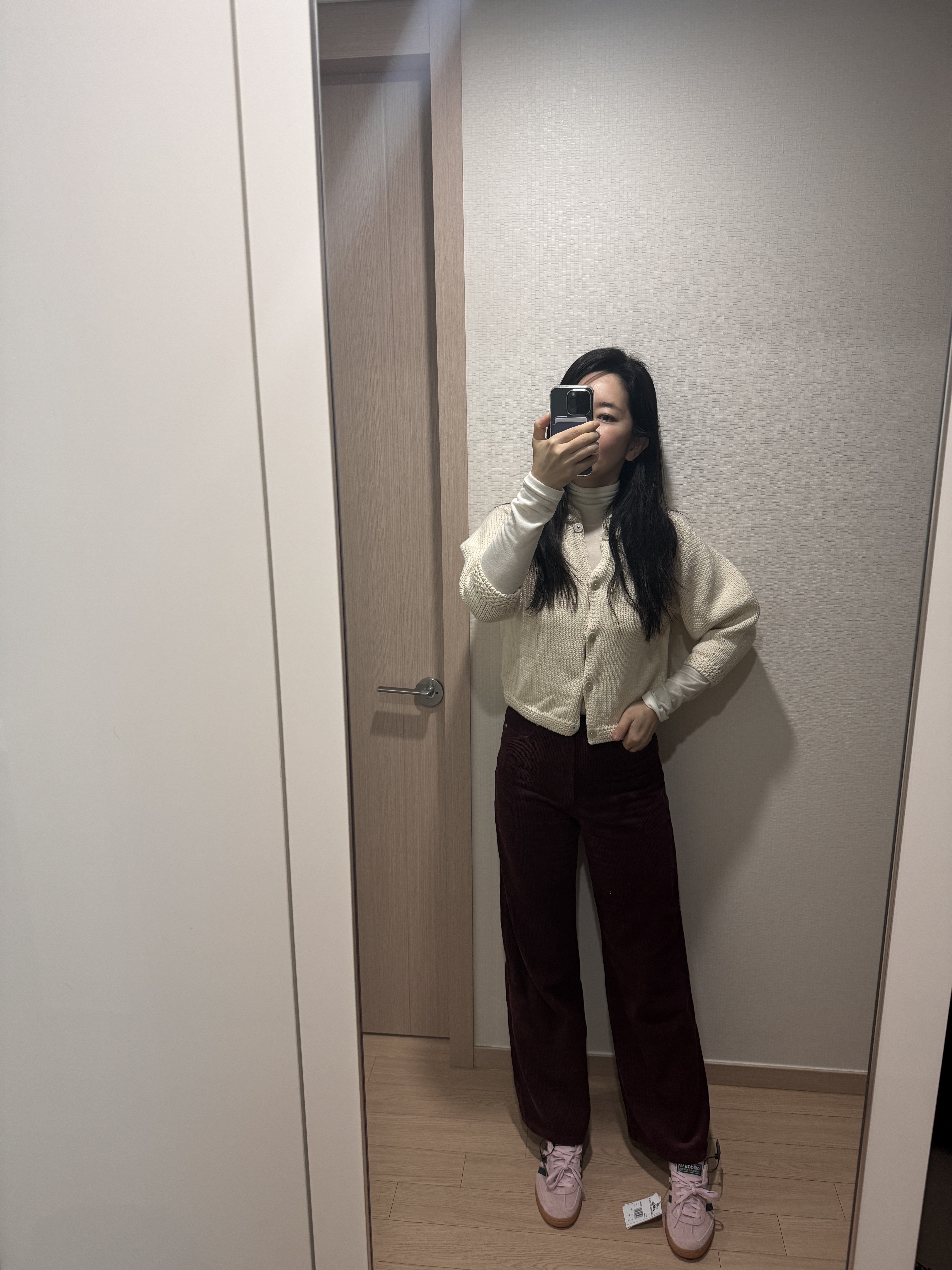 (W) 아디다스 스페지알 핸드볼 클리어 핑크, 에스티유 우먼 코듀로이 플레어 팬츠 버건디 착용 스타일 - 3