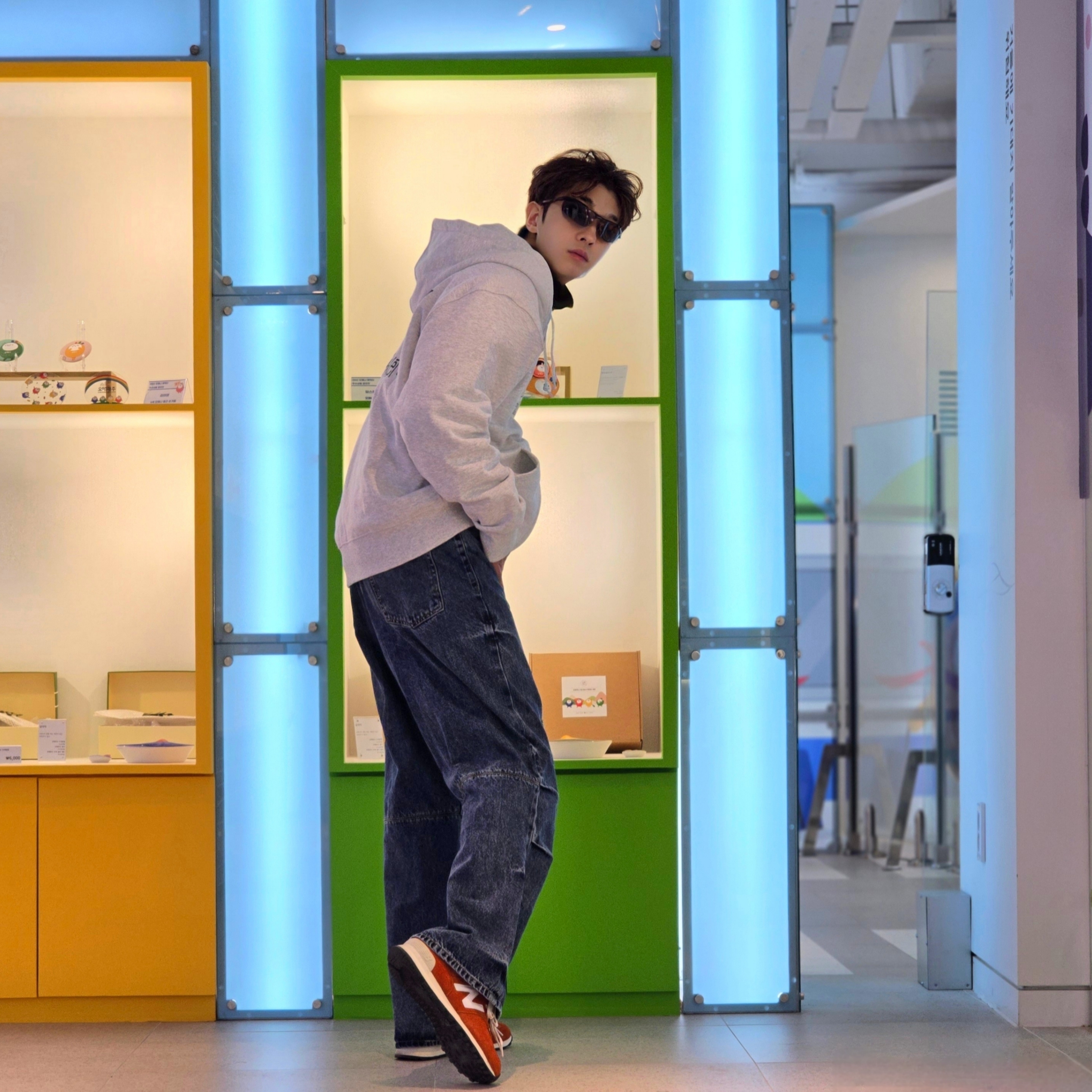 Stussy Stock DSM Ginza Zip Hoodie Ash Heather 2023, New Balance 574 Heritage Orange Burst White 착용 스타일 - 3
