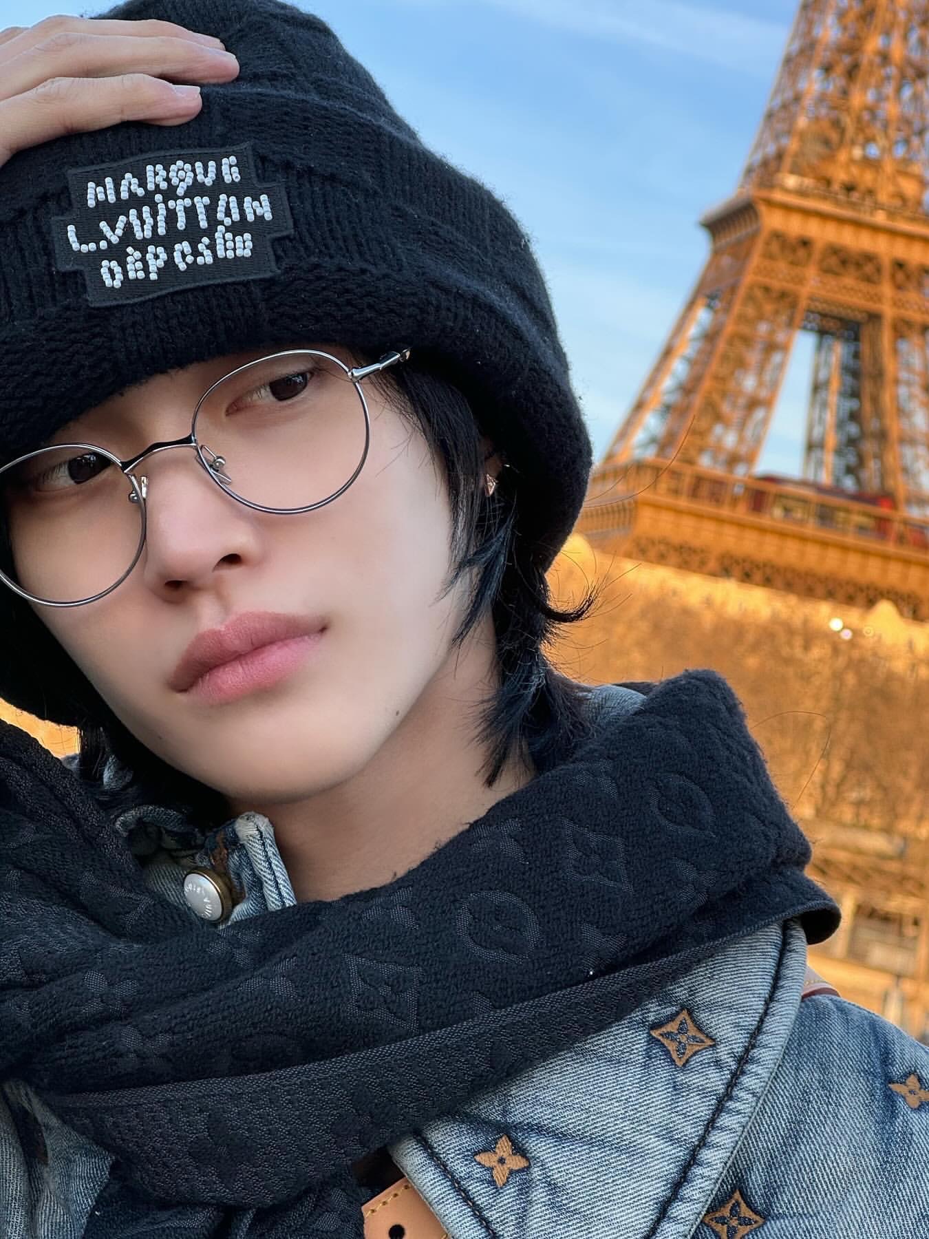 Louis Vuitton Pearls Beanie Black, Louis Vuitton Monogram Classic Muffler Charcoal Grey 착용 스타일 - 2