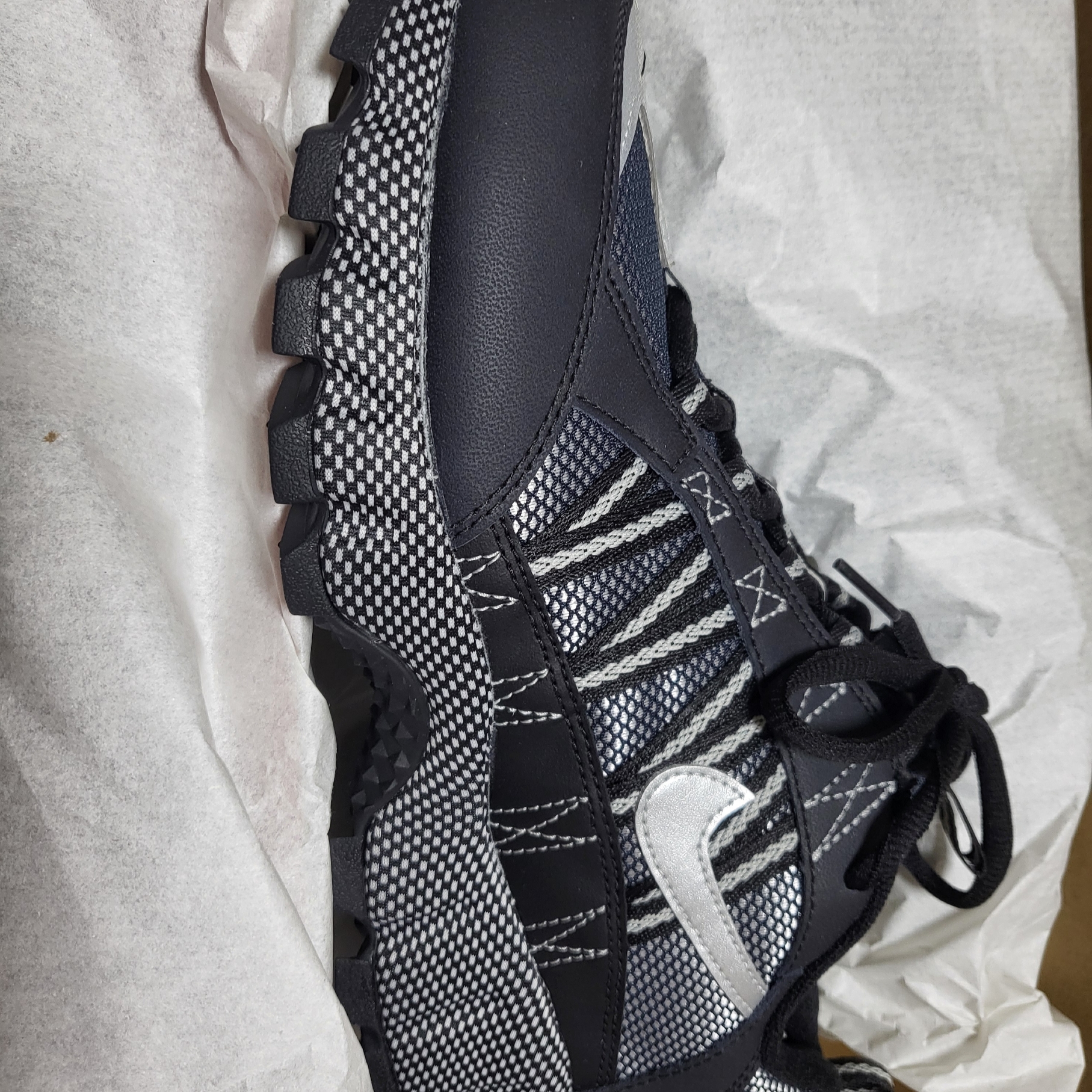 Nike Air Humara Black and Metallic Silver 착용 스타일