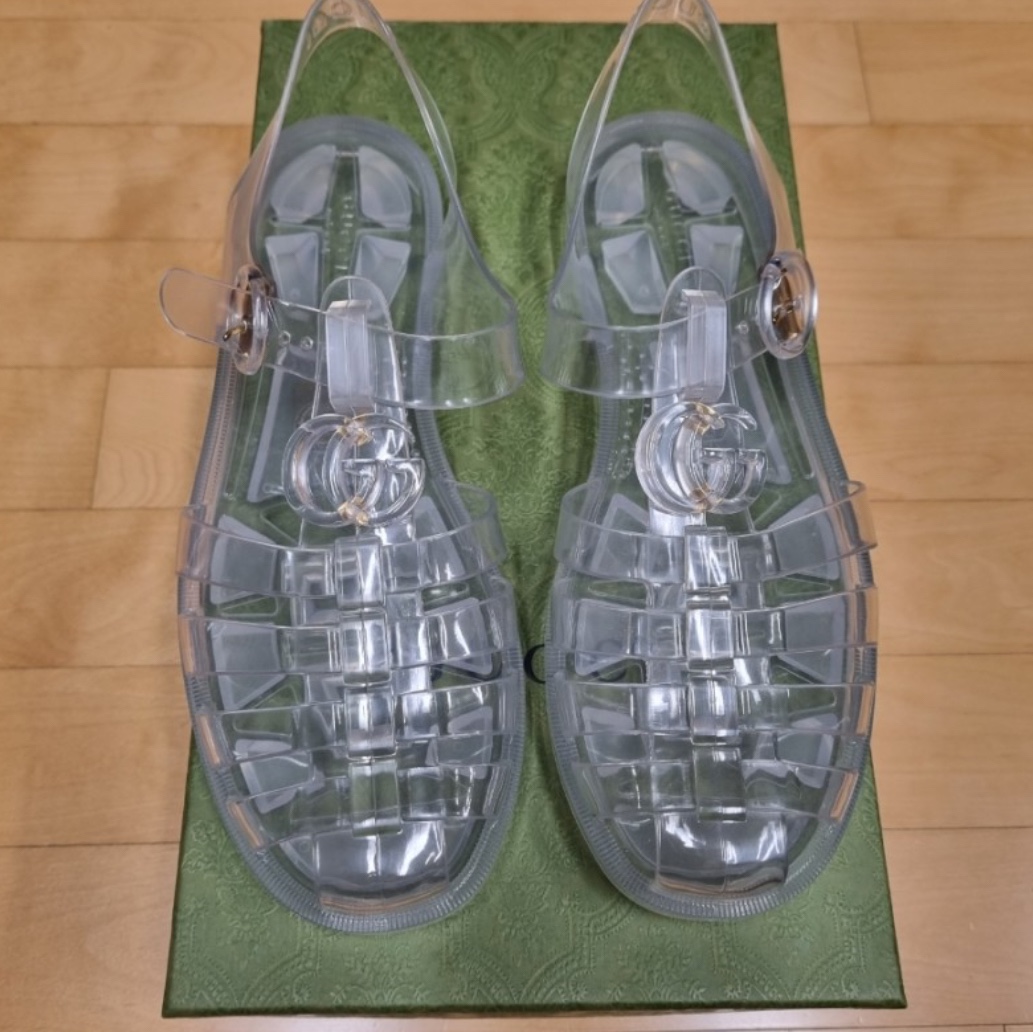 Gucci Sandal with Double G Transparent 착용 스타일 - 1
