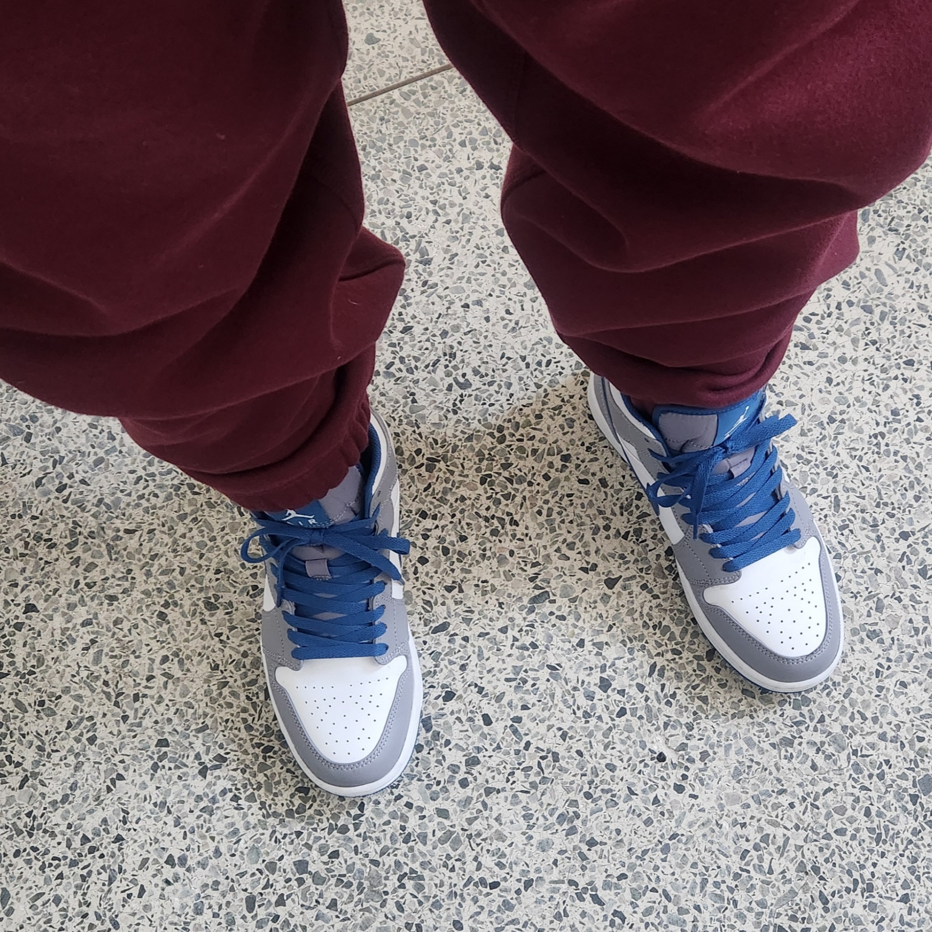 Jordan 1 Mid Cement Grey True Blue 착용 스타일