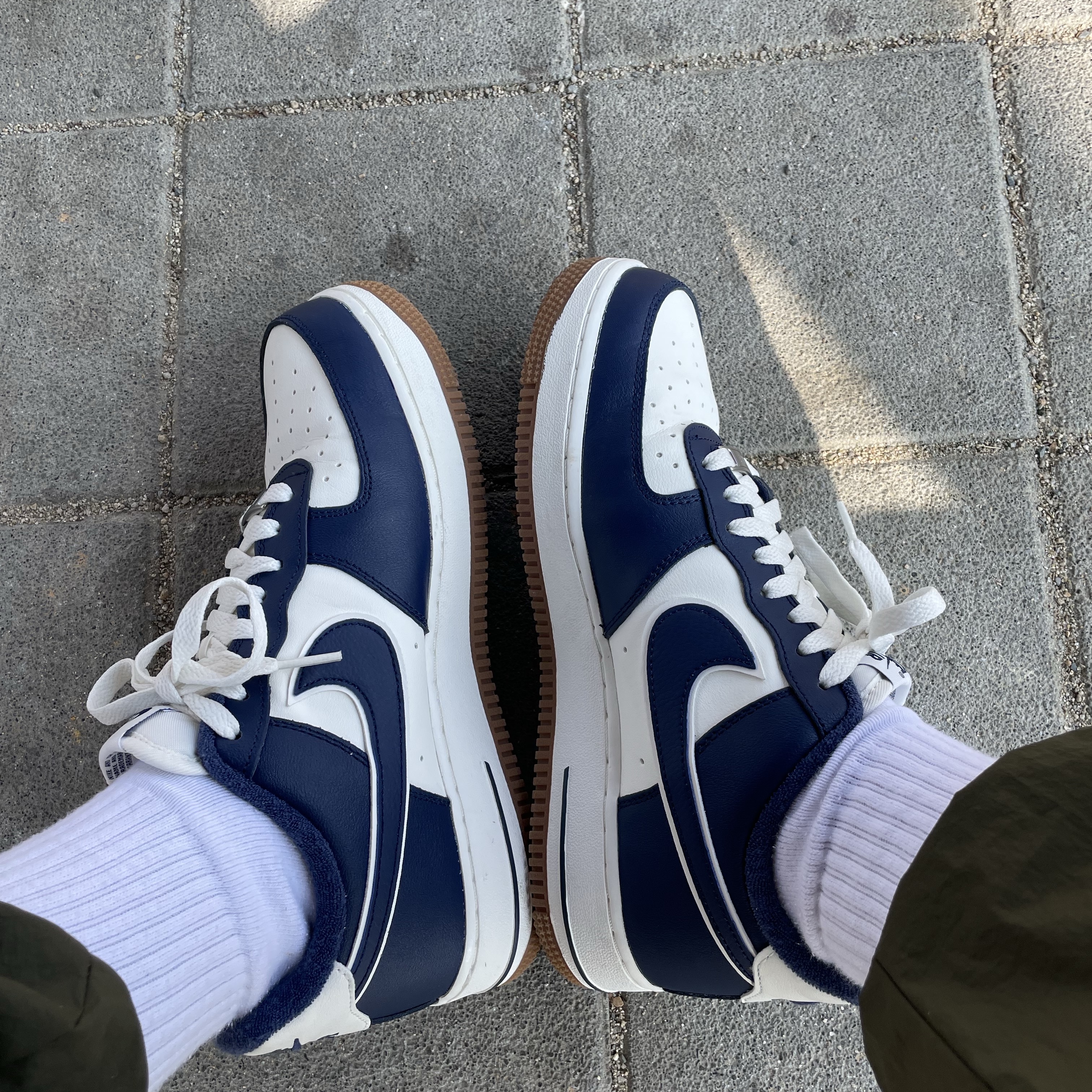 Nike Air Force 1 '07 LV8 Midnight Navy 착용 스타일