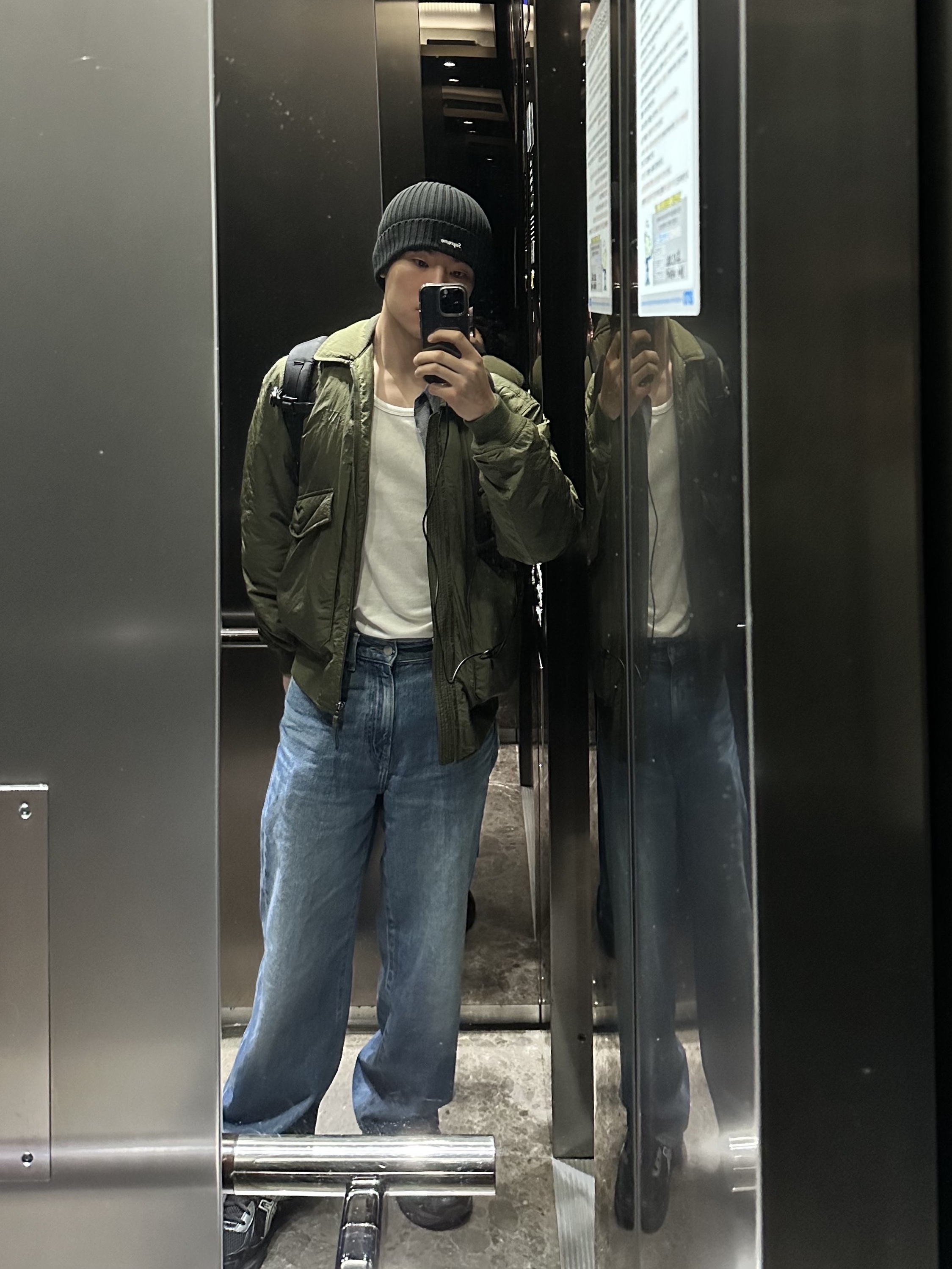 Supreme Overdyed Beanie Black, Uniqlo x JW Anderson Wide Fit Jeans Blue 착용 스타일 - 1