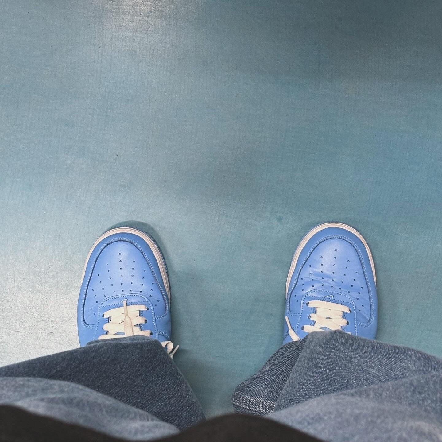 Nike Air Force 1 Low Retro Color of the Month University Blue 착용 스타일 - 3