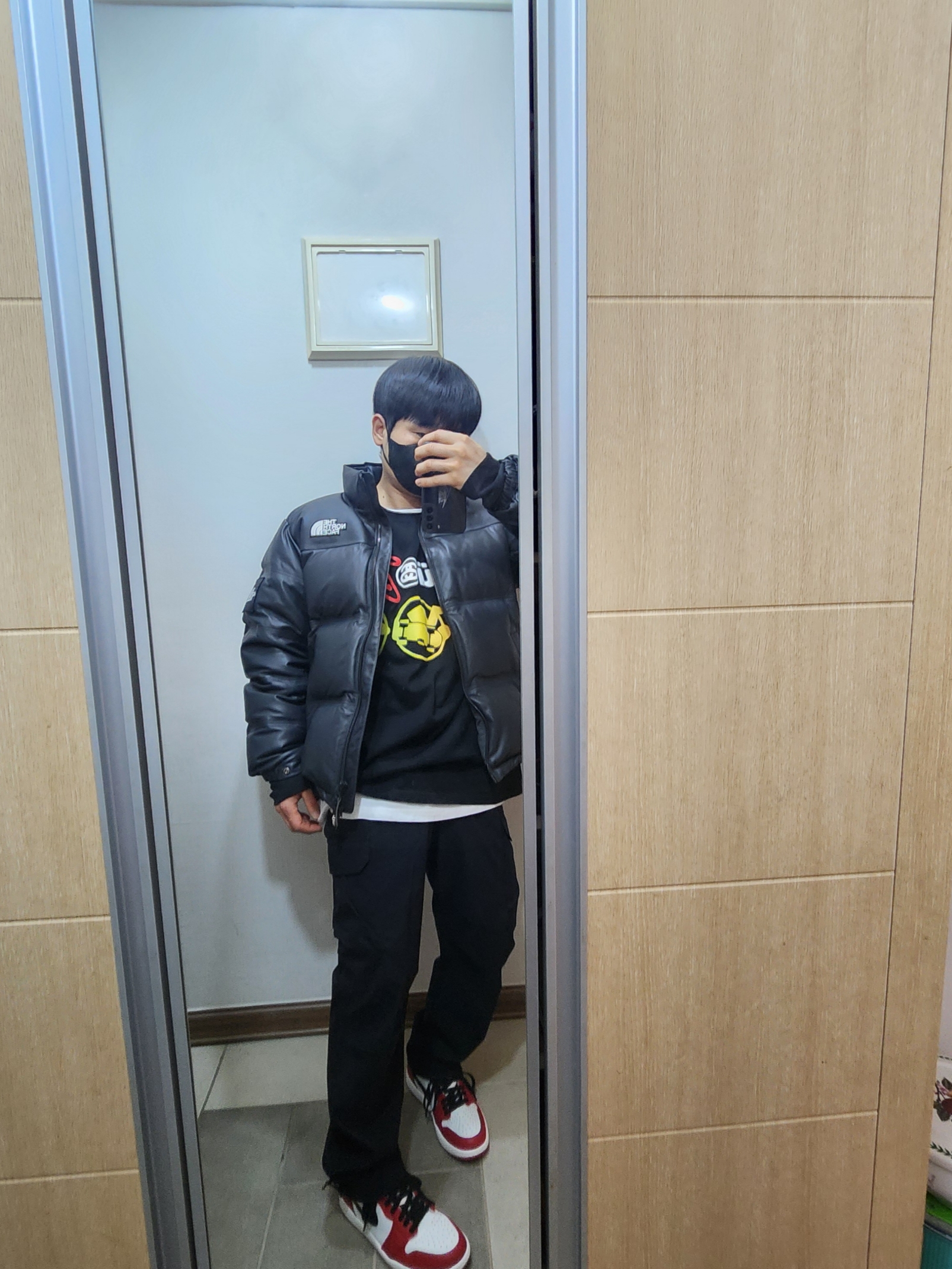 Jordan 1 Retro High OG Chicago 2022, Stussy x Cactus Plant Flea Market Sport LS T-Shirt Black 착용 스타일 - 2