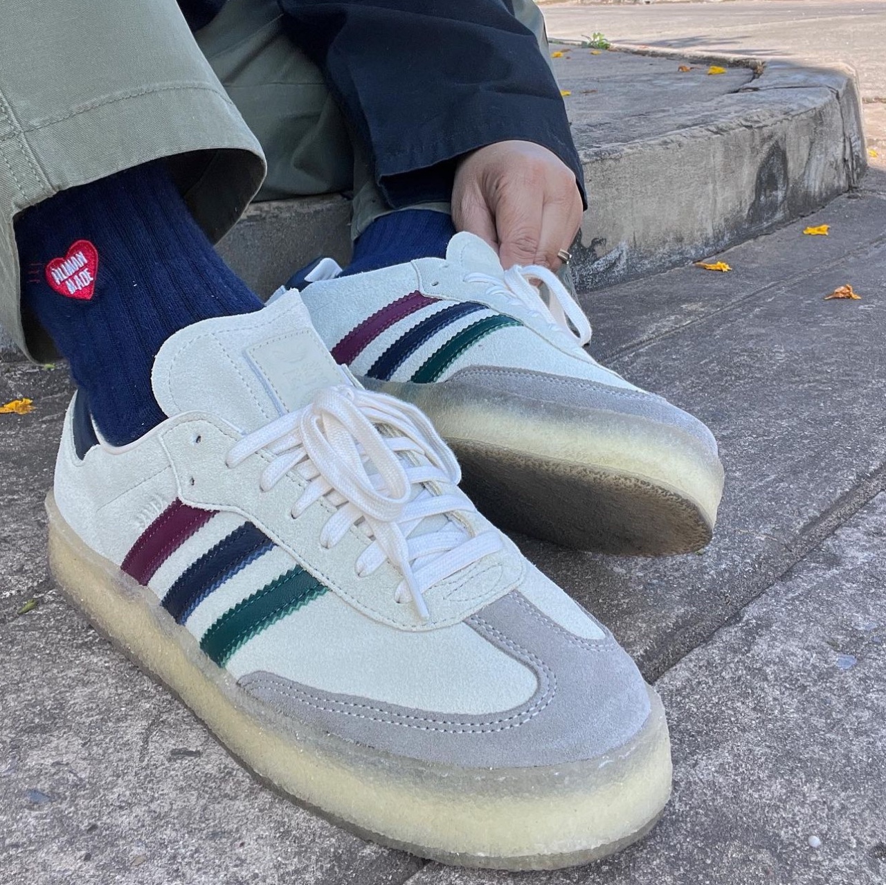 Adidas x Clarks x Ronnie Fieg 8th Street Samba Chalk White Collegiate Green 착용 스타일