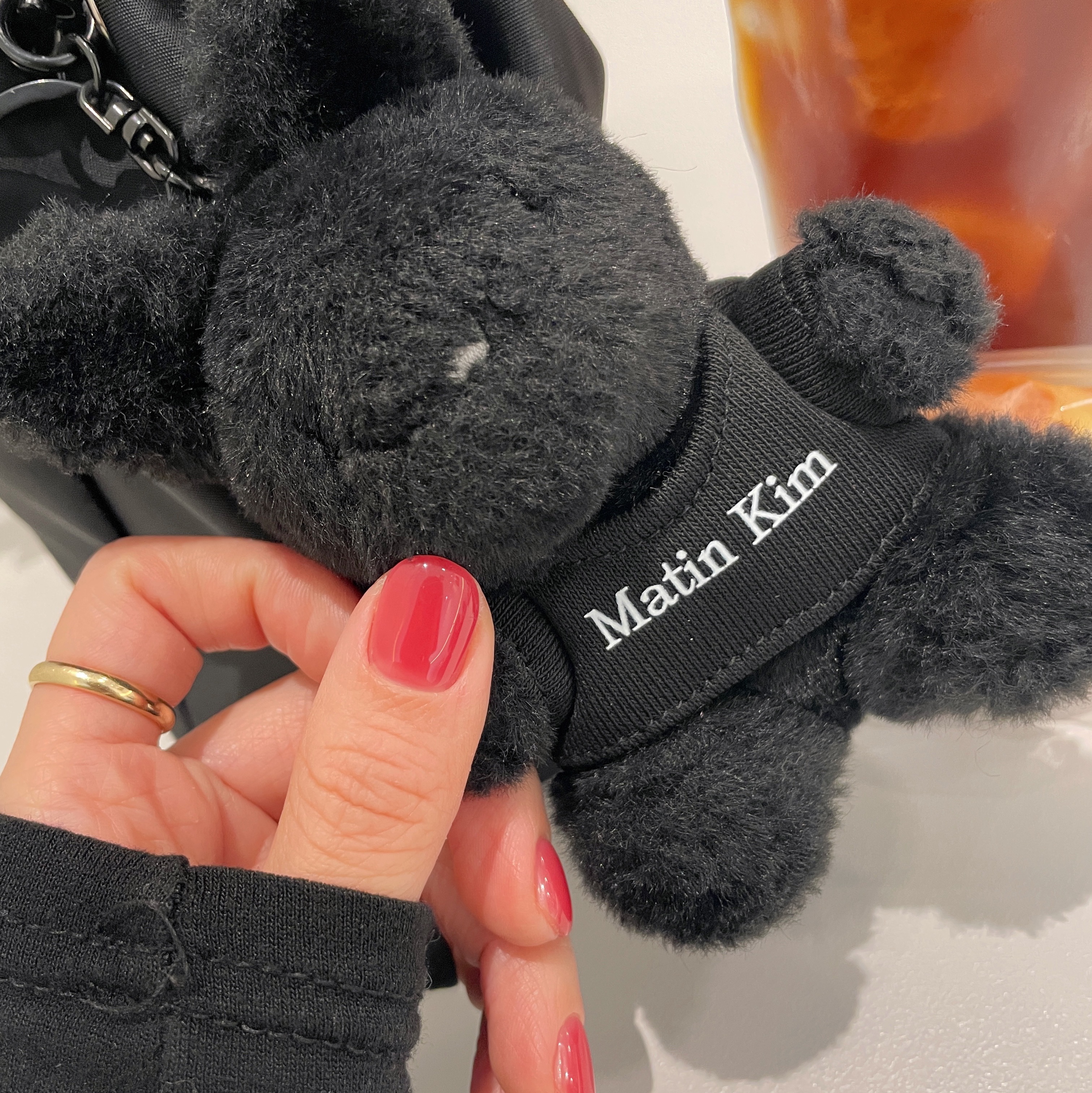 Matin Kim Black Bunny Toy Keyring Black 착용 스타일 - 2