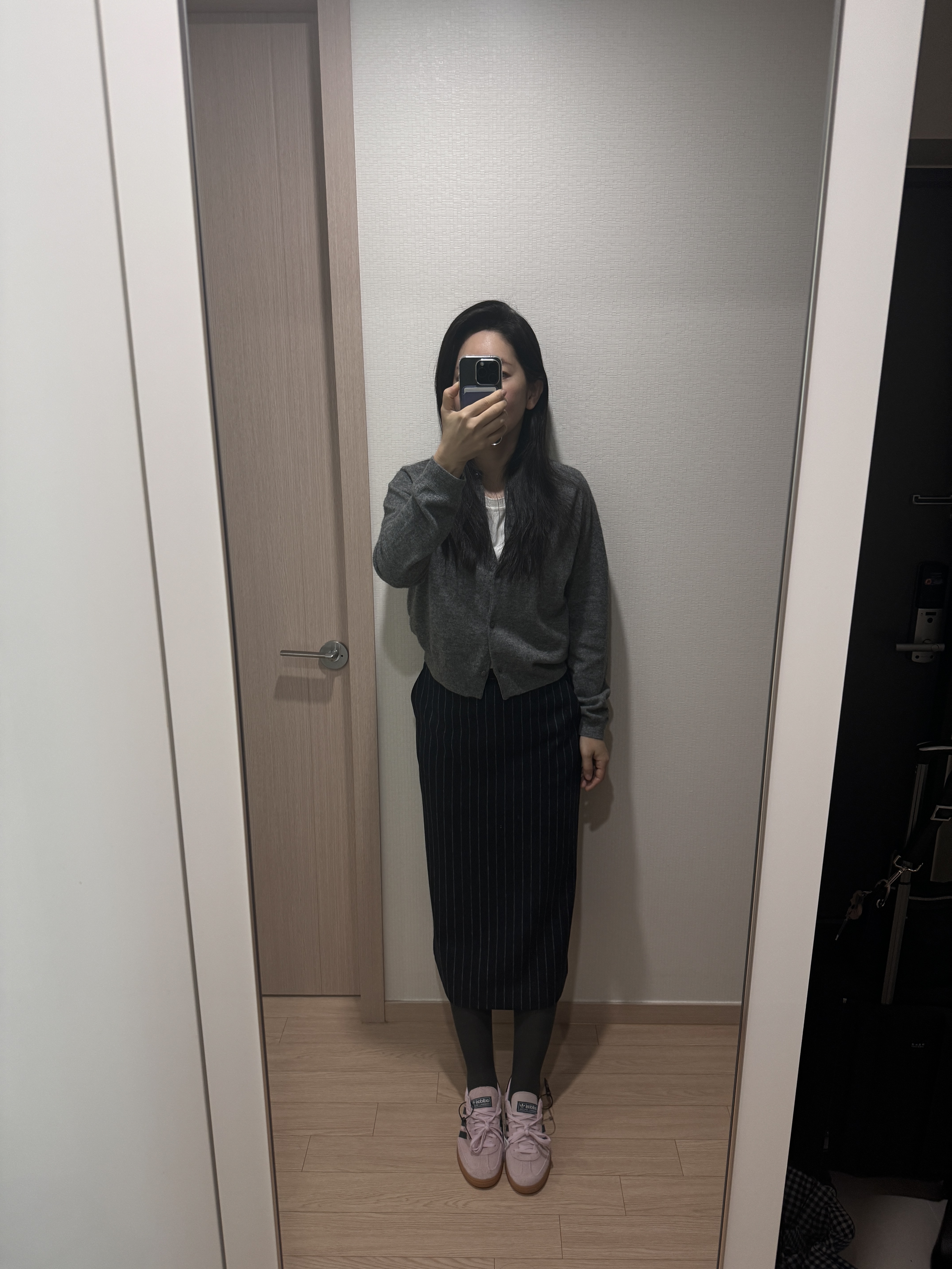 (W) 아디다스 스페지알 핸드볼 클리어 핑크, 에스티유 우먼 코듀로이 플레어 팬츠 버건디 착용 스타일 - 1