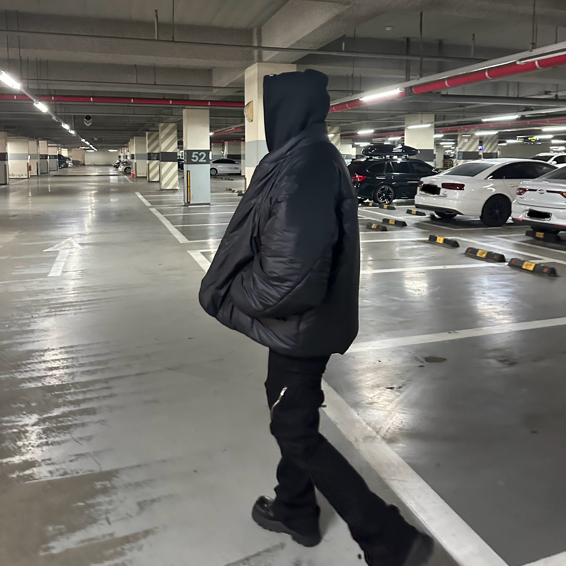 Undermycar Zerob Embossed Tactic Flared Jeans Sharkskin - 23FW, Yeezy Gap Engineered By Balenciaga Round Jacket 2 Black 착용 스타일 - 1