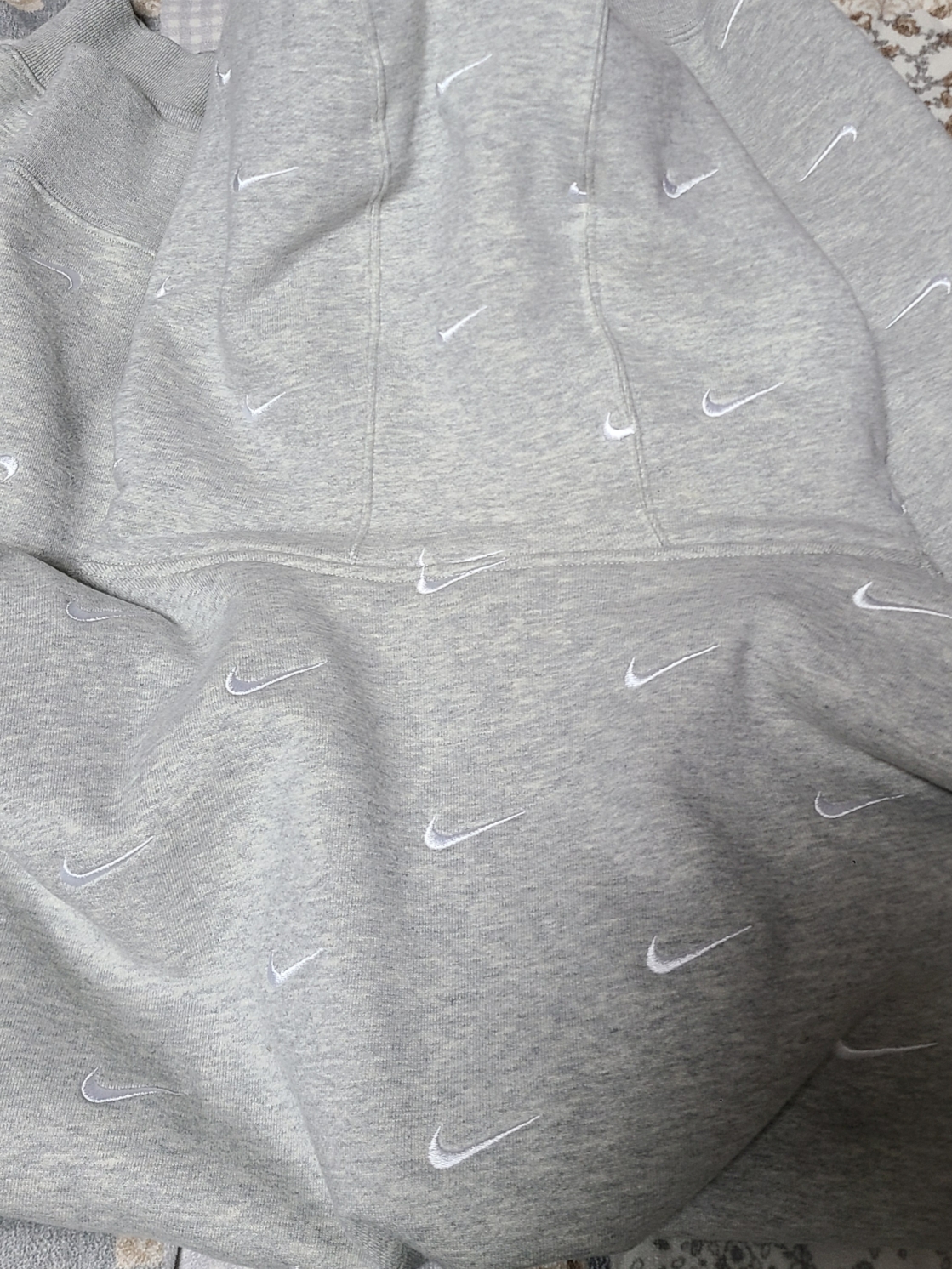 Nike NRG Swoosh Logo Hoodie Grey Heather 착용 스타일 - 2