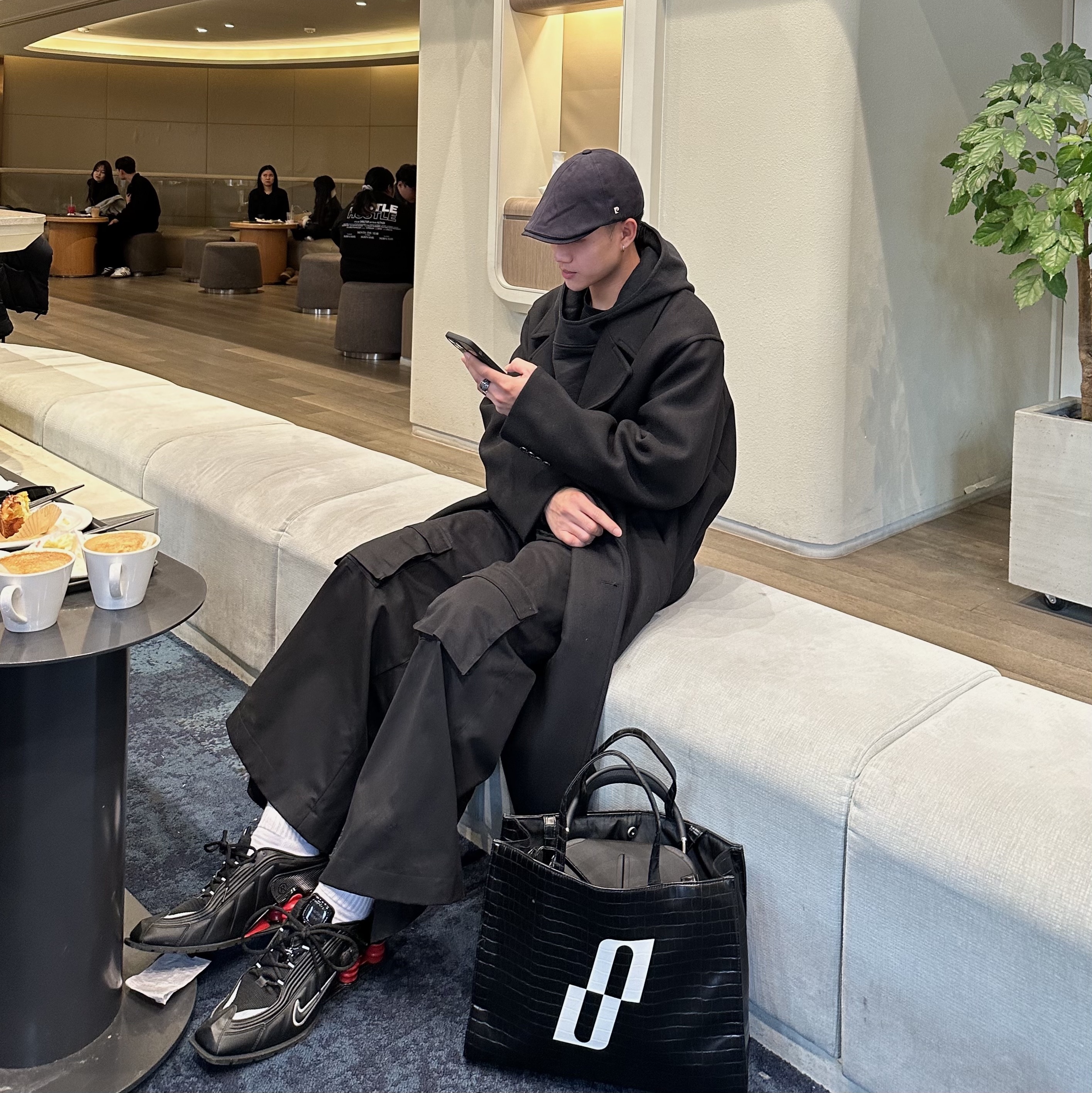 Nike x Martine Rose Shox MR4 Black 착용 스타일 - 3