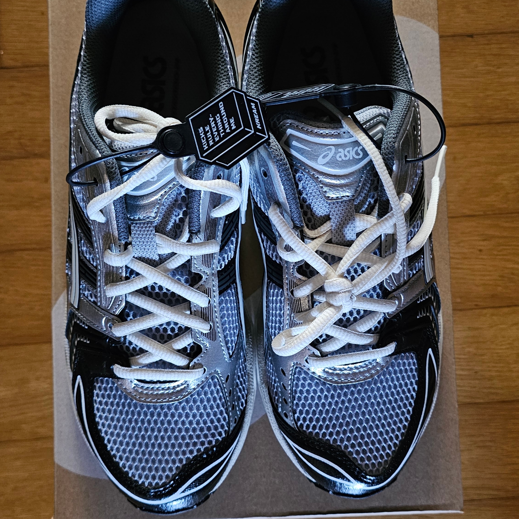 Asics Gel-Kayano 14 Black Glacier Grey 착용 스타일