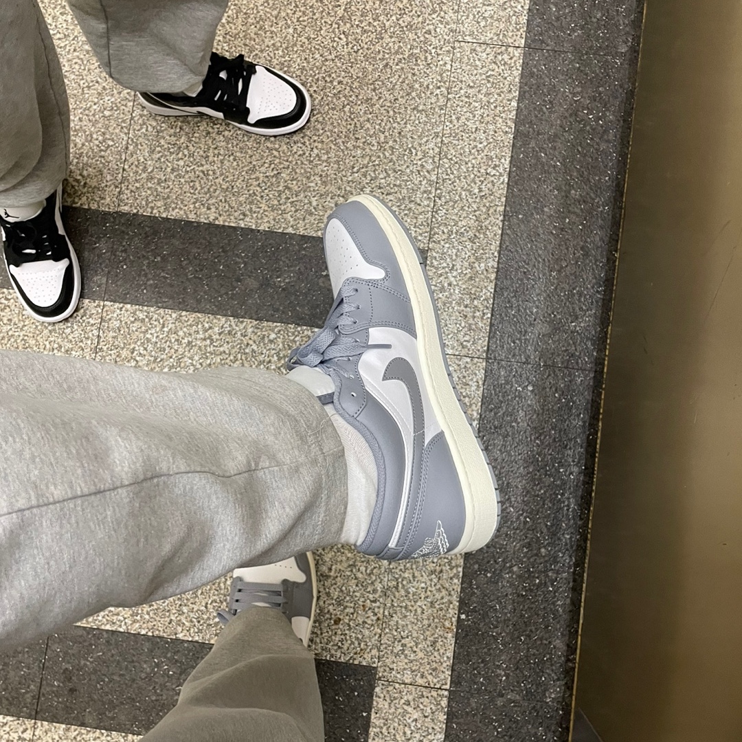 Jordan 1 Low Stealth and White 착용 스타일