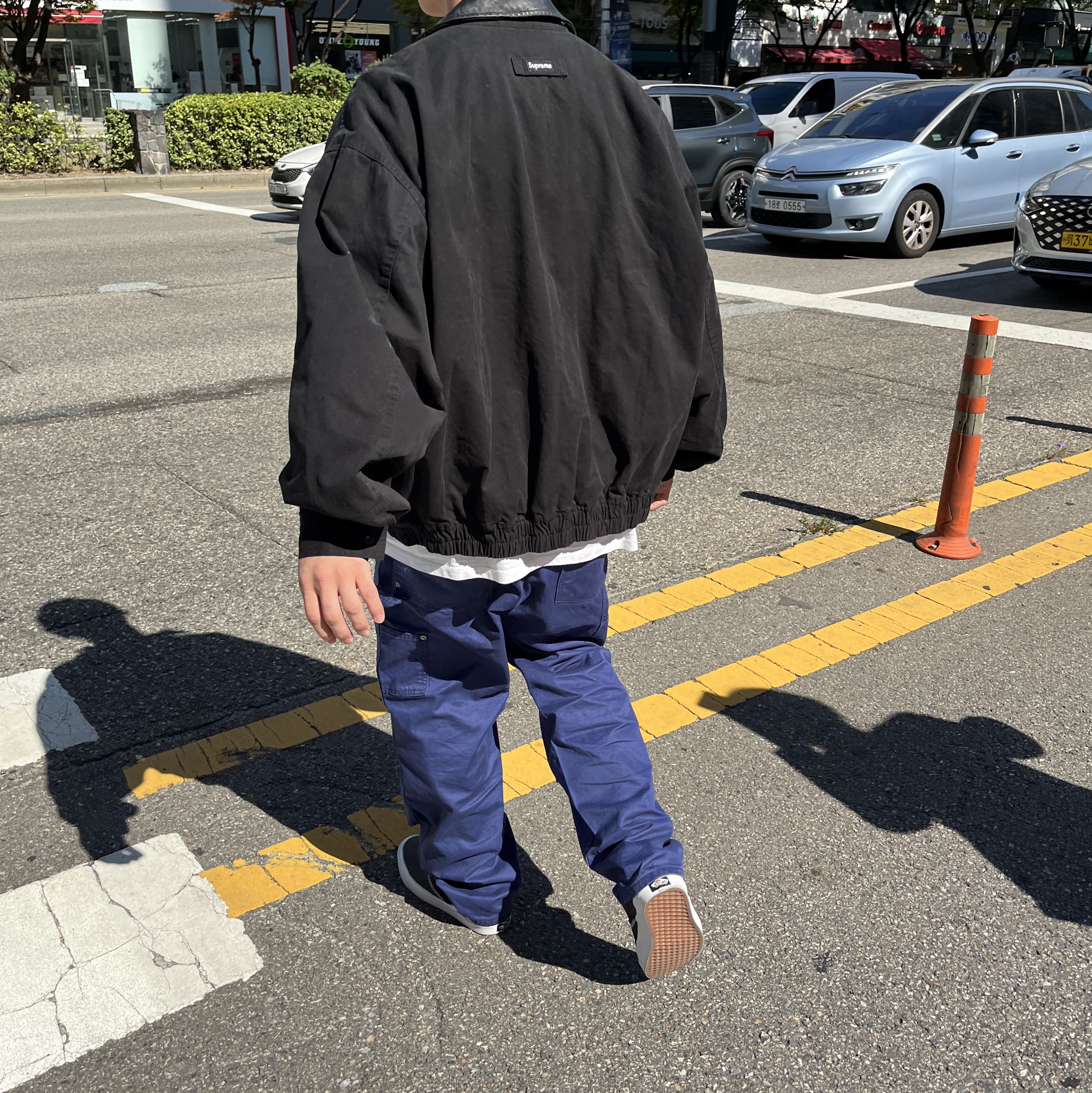 Supreme Leather Collar Utility Jacket Black - 23FW, Vans Vault x Engineered Garments Era Gore LX Black 착용 스타일 - 1