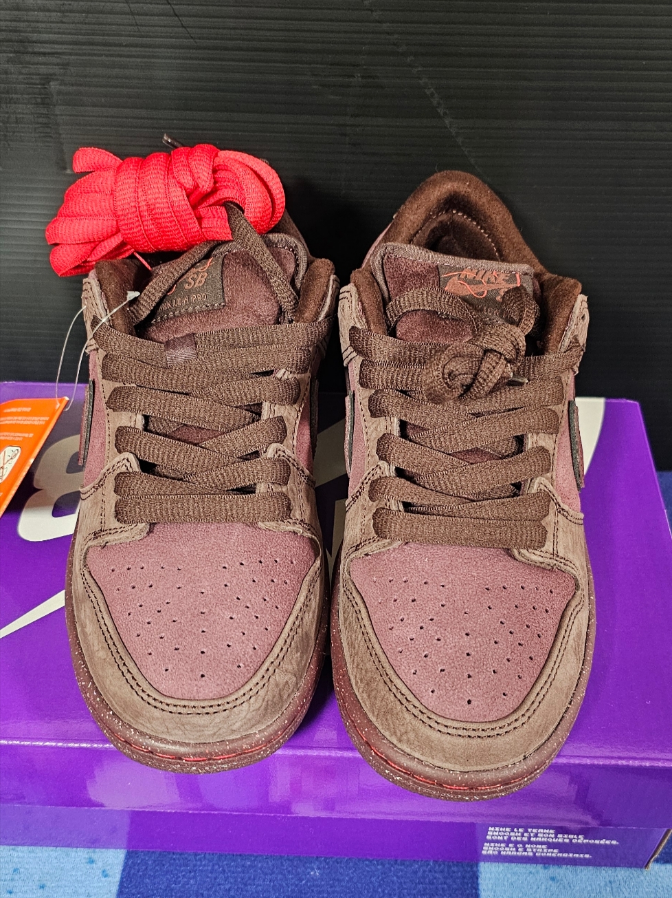 Nike SB Dunk Low PRM Burgundy Crush 착용 스타일 - 1