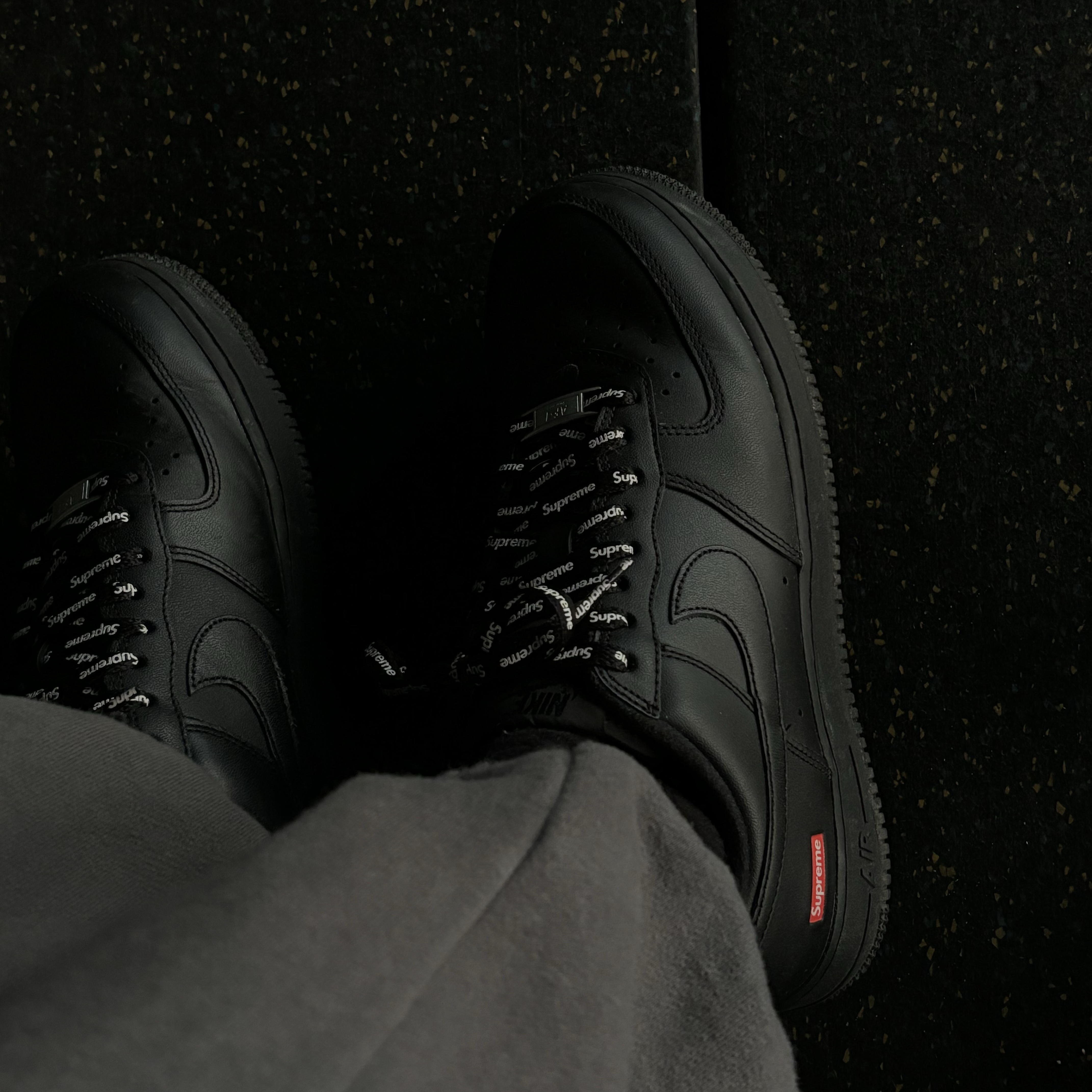 Nike x Supreme Air Force 1 Low Black 착용 스타일 - 2