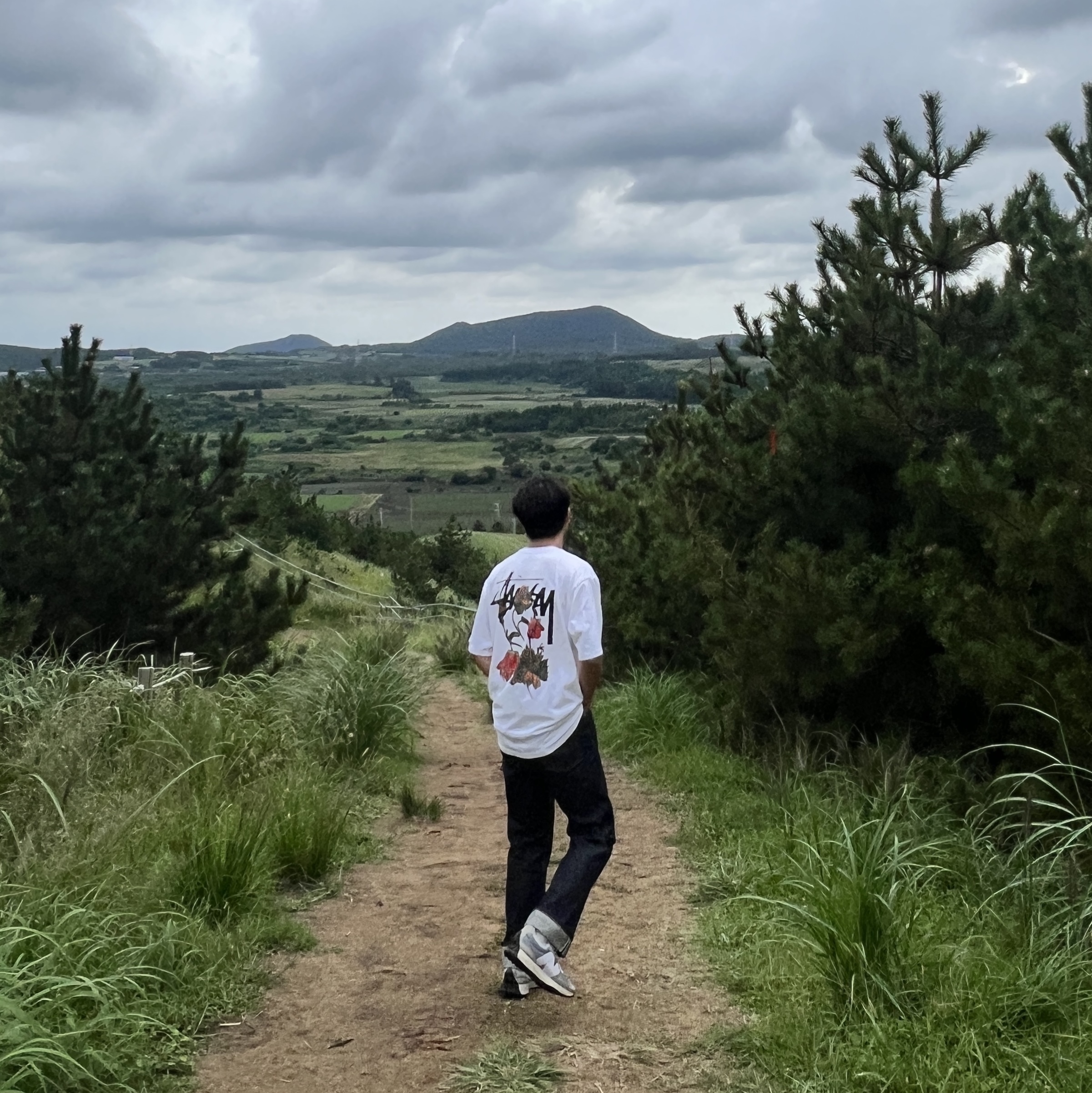 Stussy Withered Flower T-Shirt White, New Balance 327 Grey 착용 스타일