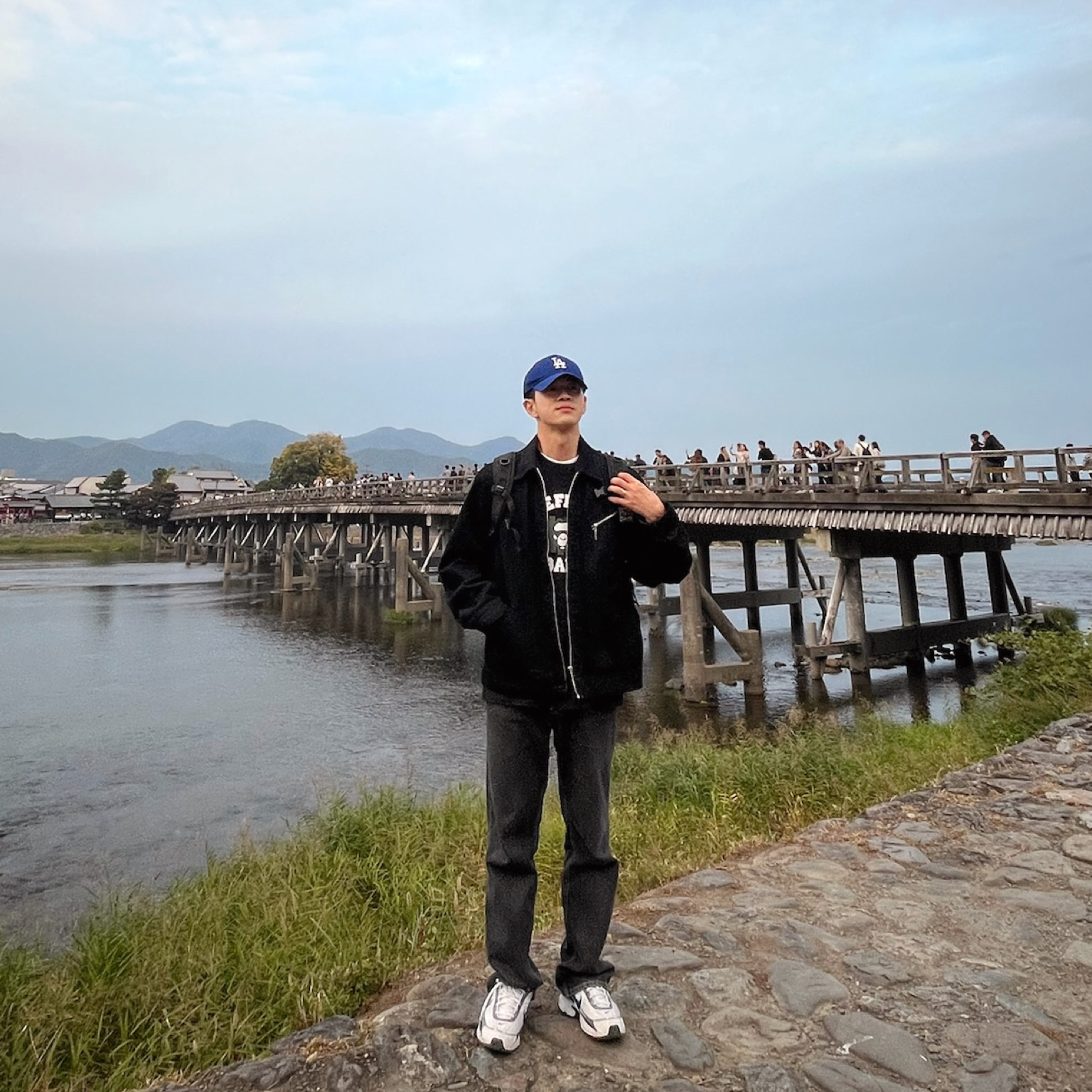 Kenzo Rinse Denim Jacket Black, BAPE x Undefeated College T-Shirt Black 착용 스타일 - 2