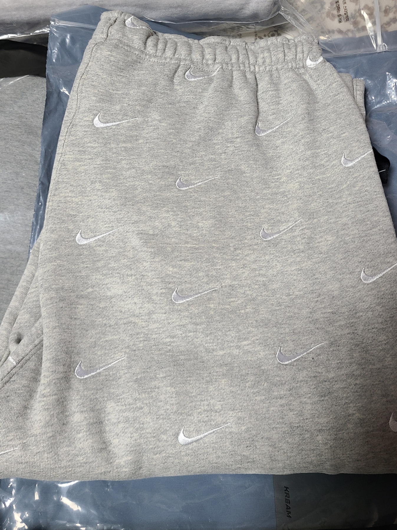 Nike NRG Swoosh Logo Pants Grey Heather 착용 스타일 - 2