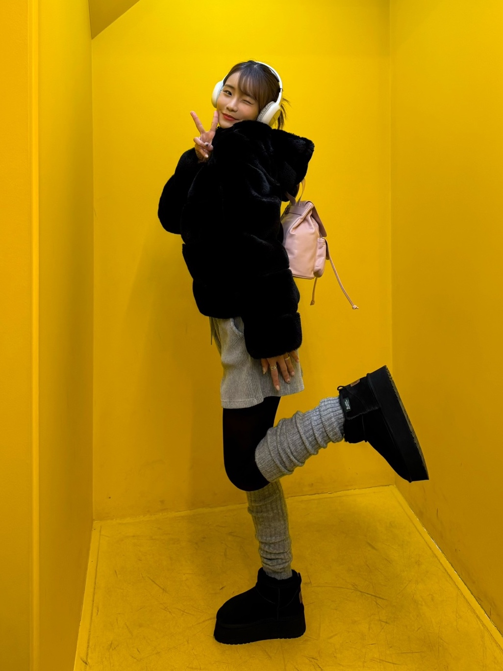 (W) Rockfishweatherwear Cloudy Maxi Winter Mini Boots Black, Gucci Double G Mother of Pearl Ring Silver 착용 스타일 - 1