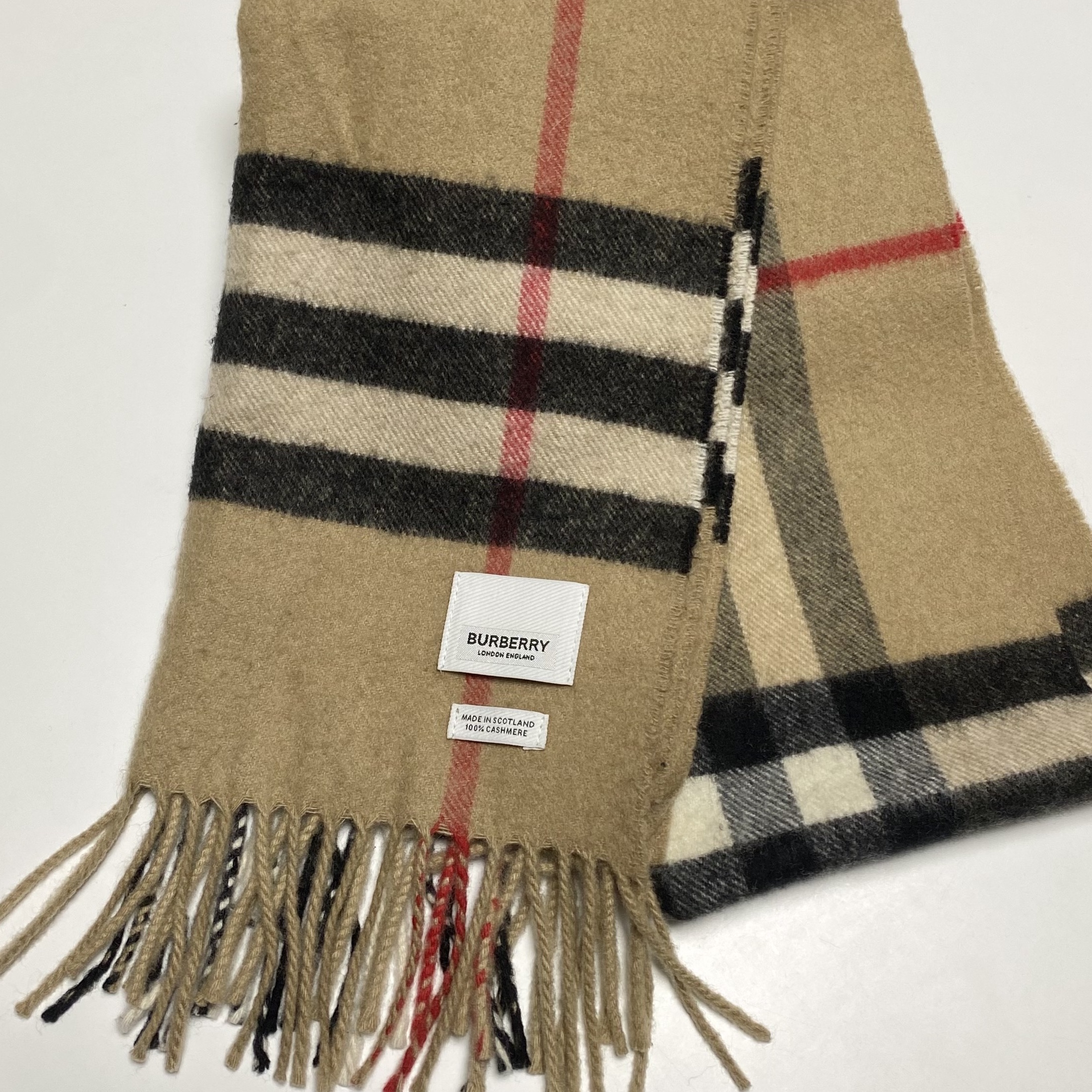 Burberry Classic Check Cashmere Muffler Archive Beige 착용 스타일