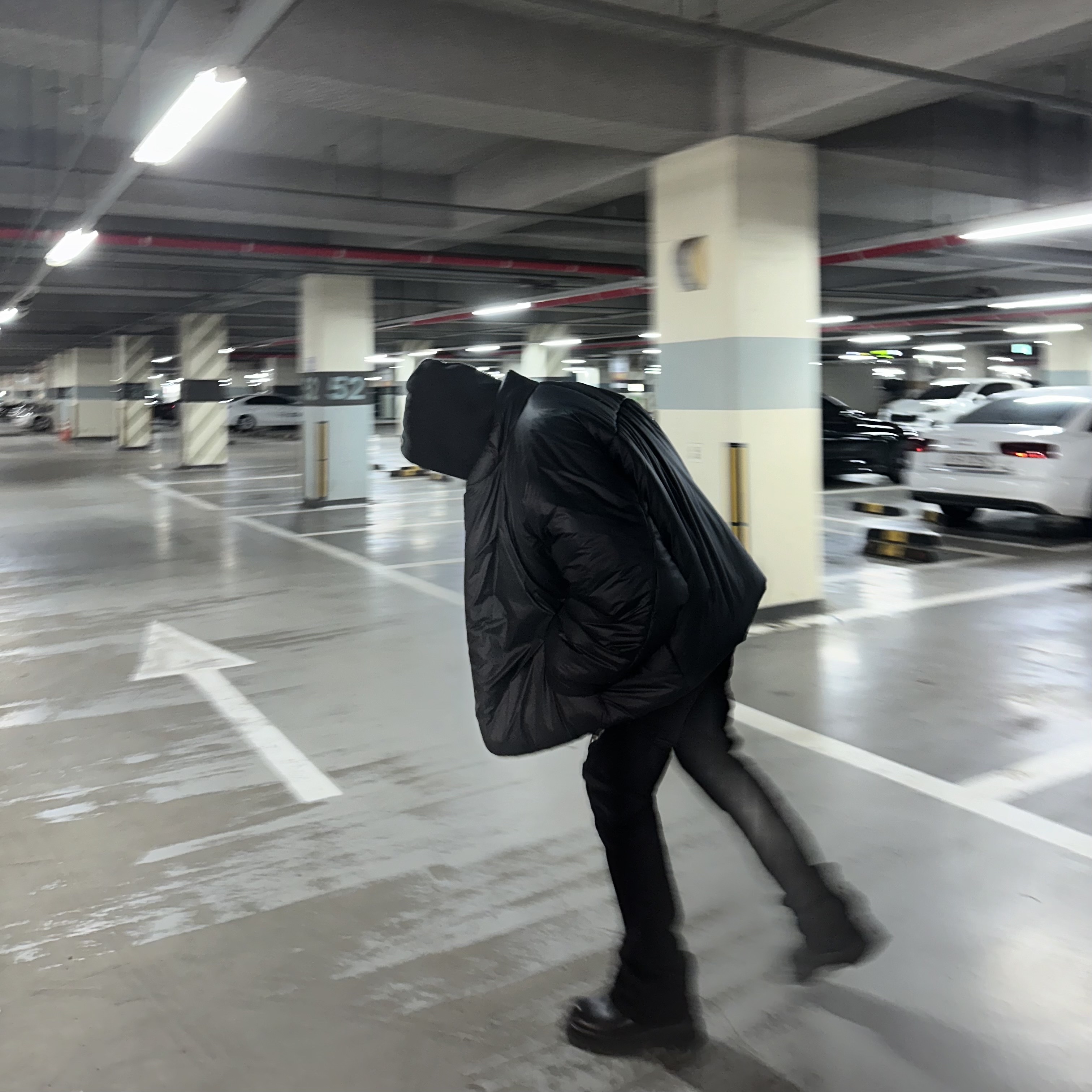 Undermycar Zerob Embossed Tactic Flared Jeans Sharkskin - 23FW, Yeezy Gap Engineered By Balenciaga Round Jacket 2 Black 착용 스타일 - 2