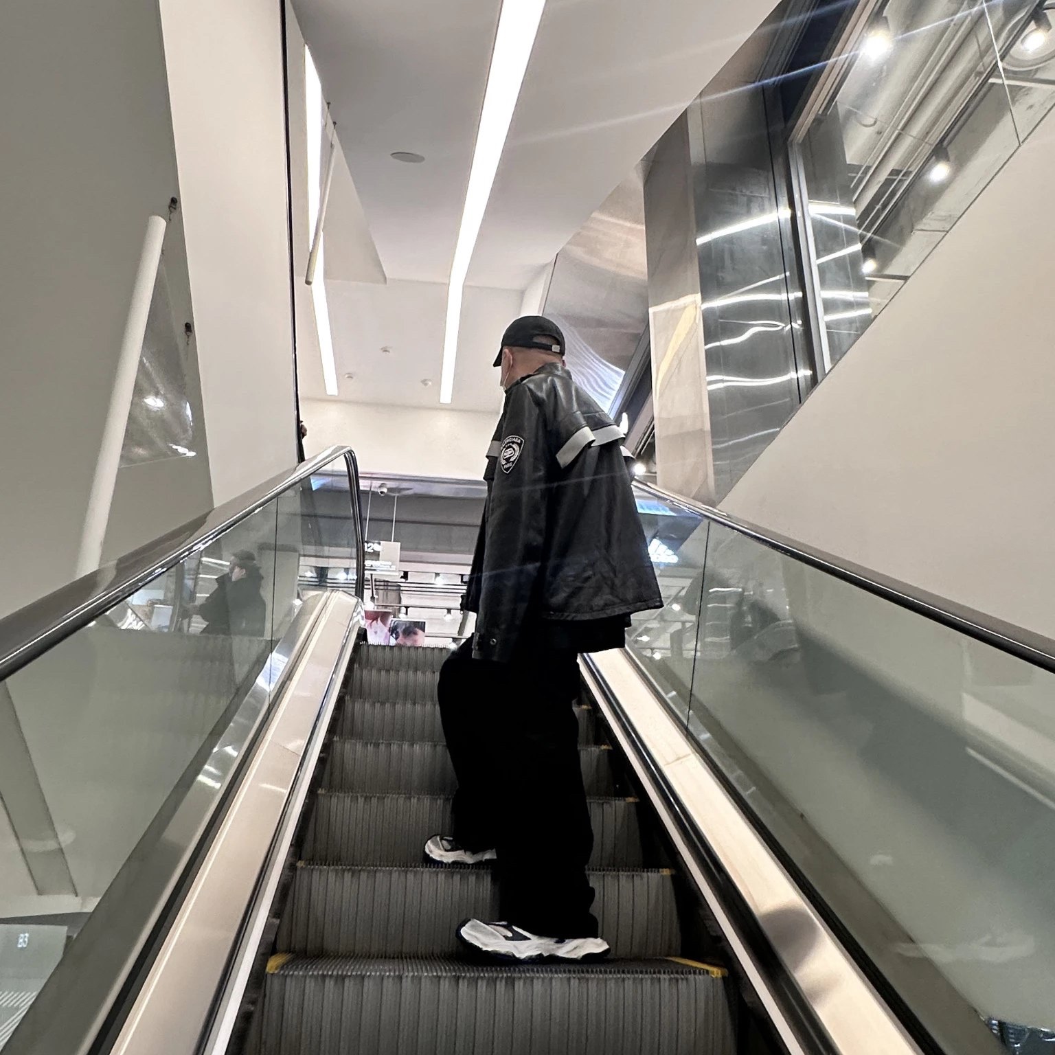 Balenciaga Paris Uniform Jacket Black, Balenciaga Cargo Sneakers Grey White Blue 착용 스타일 - 1
