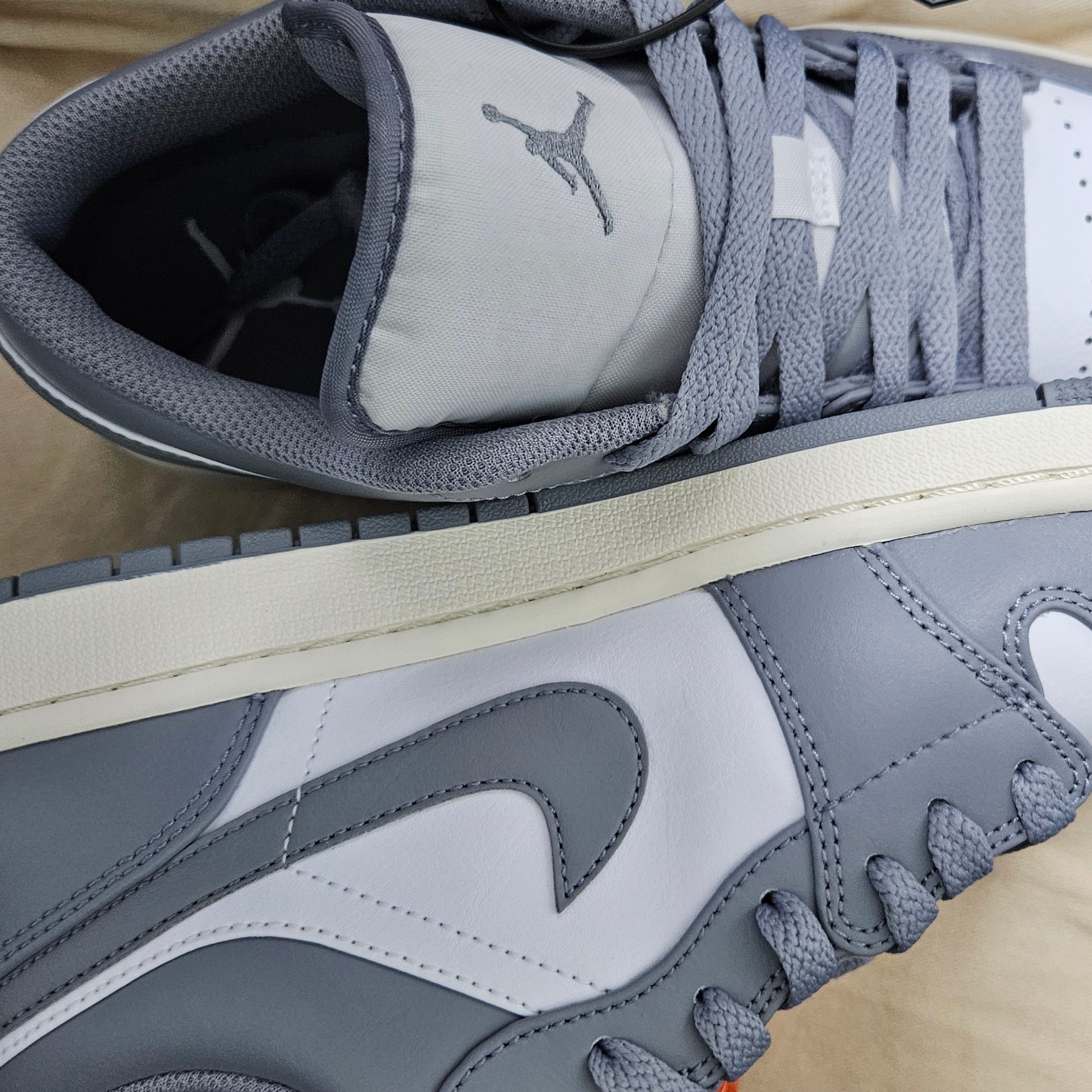 Jordan 1 Low Stealth and White 착용 스타일