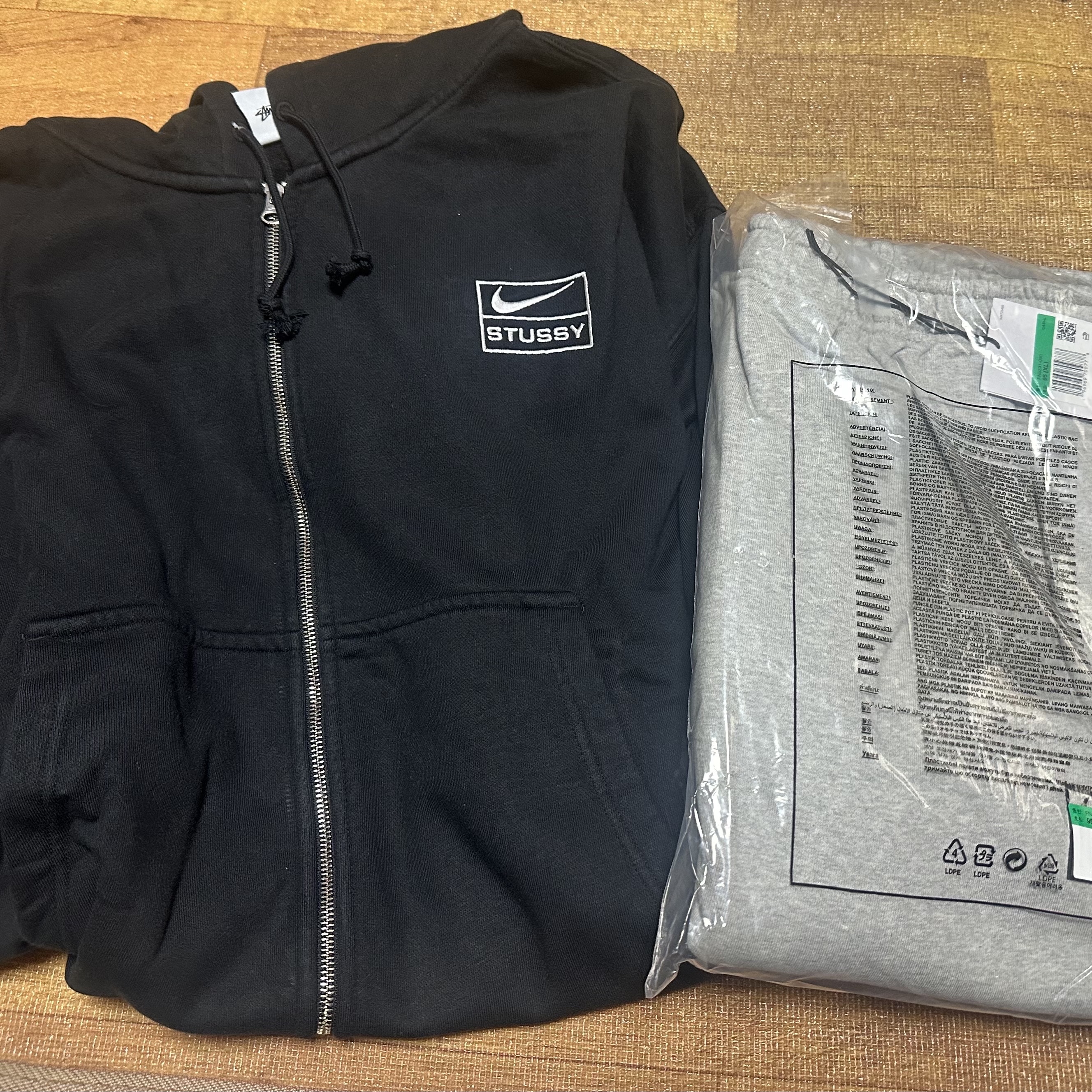 Nike x Stussy Full Zip Washed Fleece Hoodie Black (FJ9175-010), Nike x Stussy NRG Fleece Pants Dark Grey Heather (DO9340-063) 착용 스타일