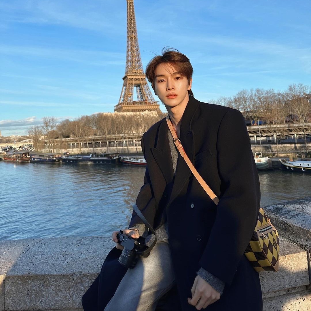 Louis Vuitton Chess Messenger Yellow 착용 스타일 - 1
