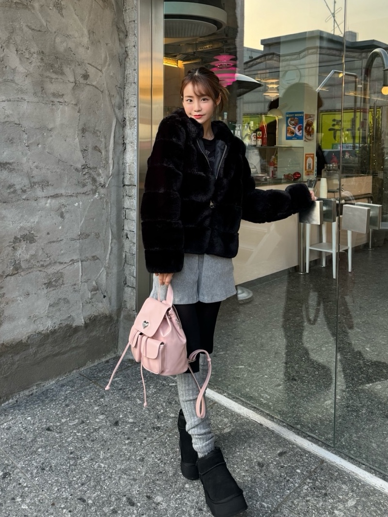 (W) Rockfishweatherwear Cloudy Maxi Winter Mini Boots Black, Gucci Double G Mother of Pearl Ring Silver 착용 스타일 - 4