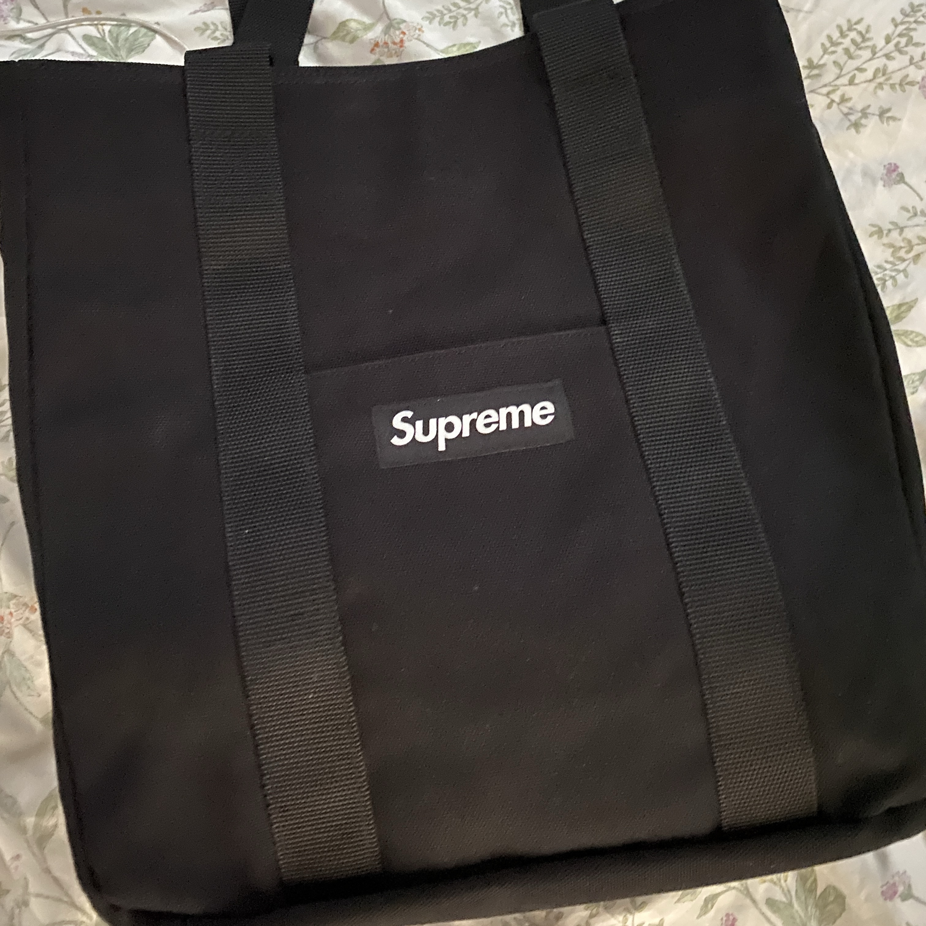 Supreme Canvas Tote Black 착용 스타일