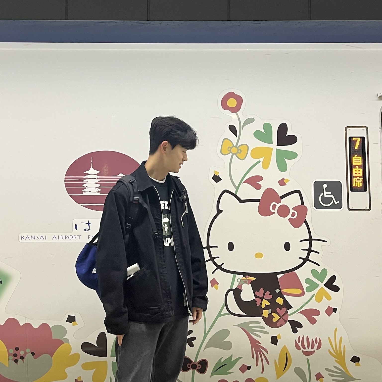 Kenzo Rinse Denim Jacket Black, BAPE x Undefeated College T-Shirt Black 착용 스타일 - 1