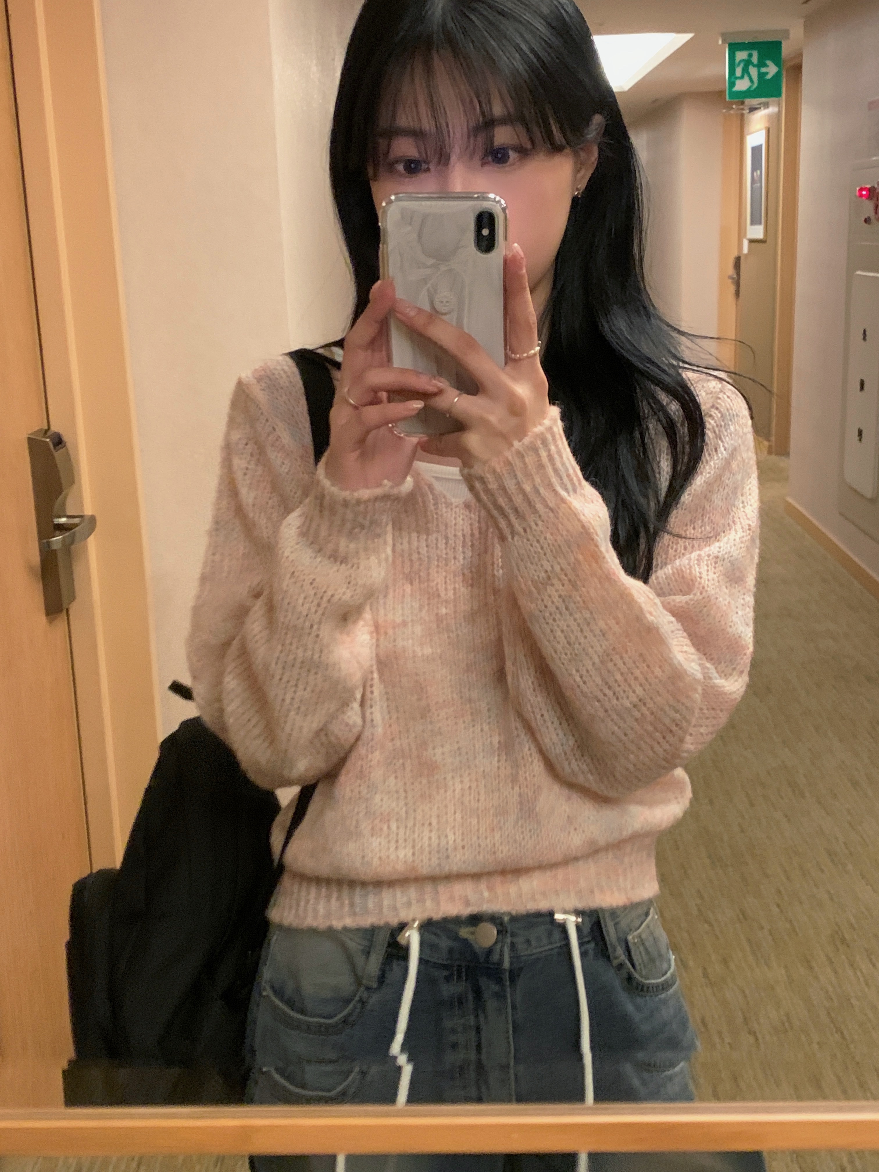 잔스포츠 하프 파인트 미니 백팩 블랙, 뉴발란스 2002R 그레이 착용 스타일 - 2