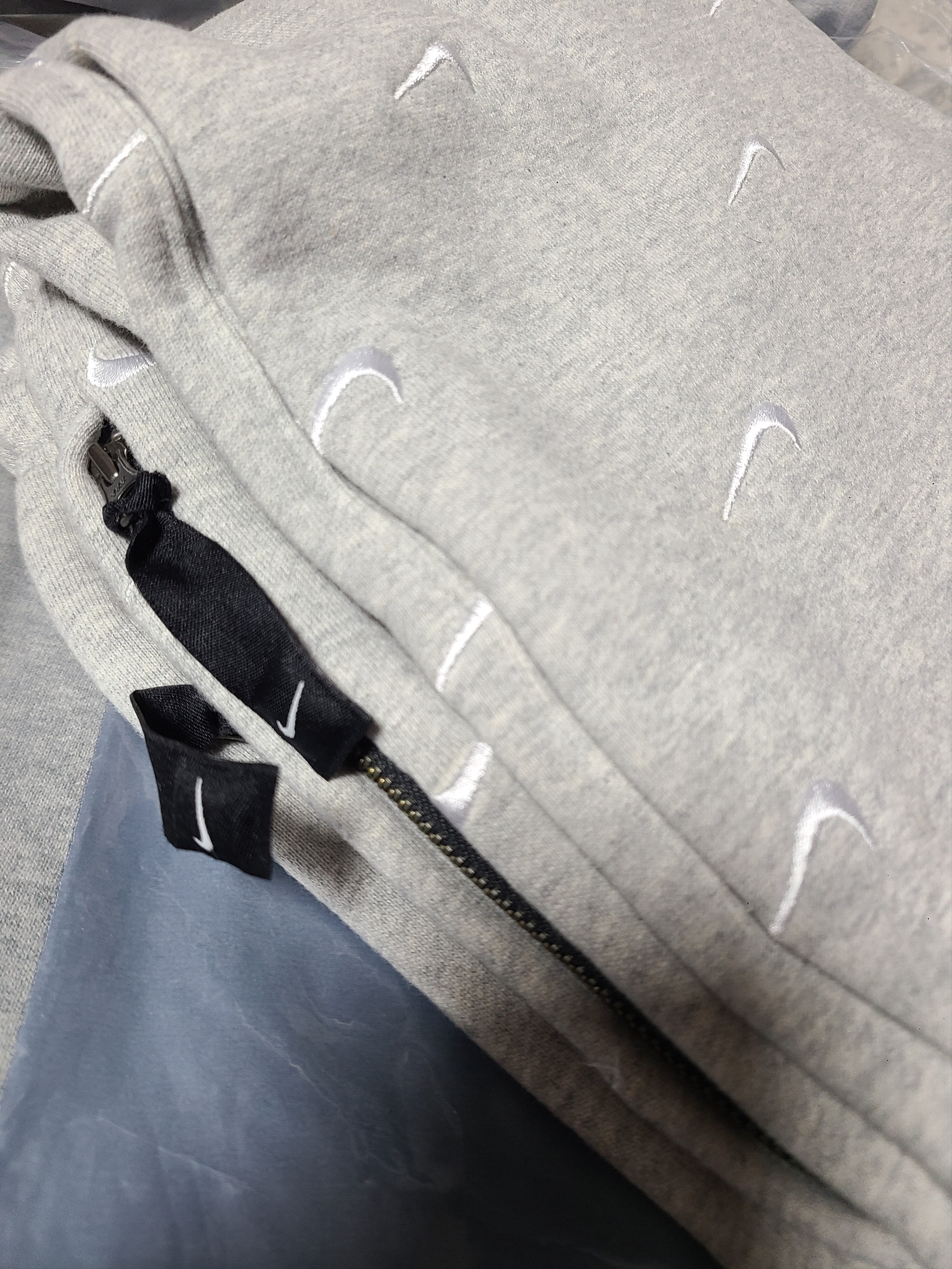 Nike NRG Swoosh Logo Pants Grey Heather 착용 스타일 - 1