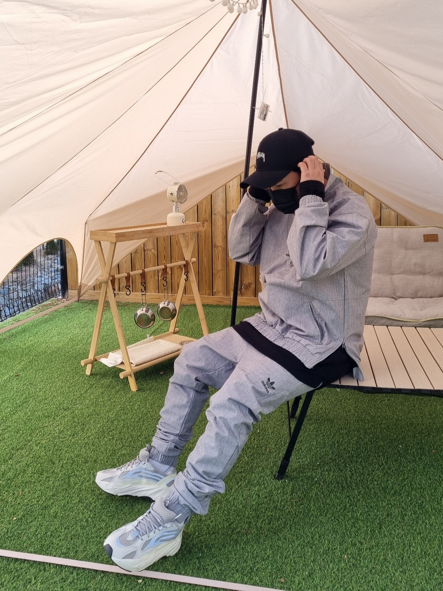 Adidas Yeezy Boost 700 V2 Static 2022 착용 스타일