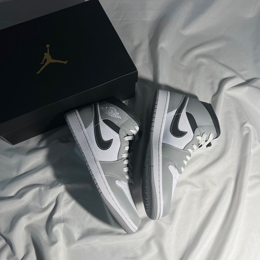 Jordan 1 Mid Light Smoke Grey Anthracite 착용 스타일