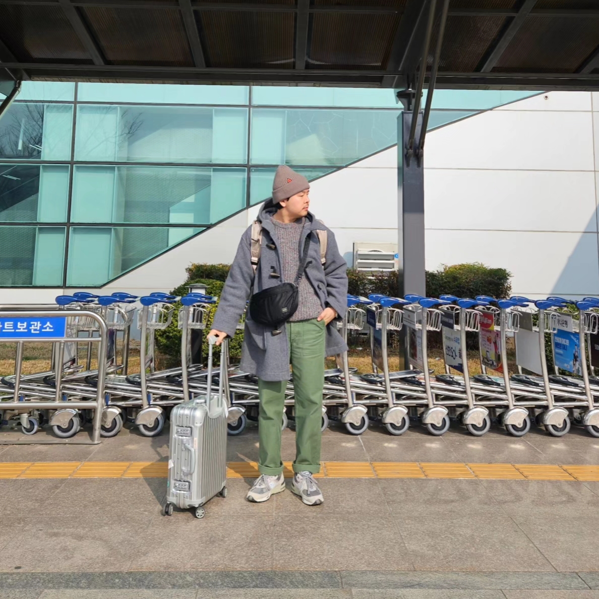 New Balance 991 Made in UK Grey, Rimowa Original Cabin Aluminium Suitcase Silver 착용 스타일 - 2