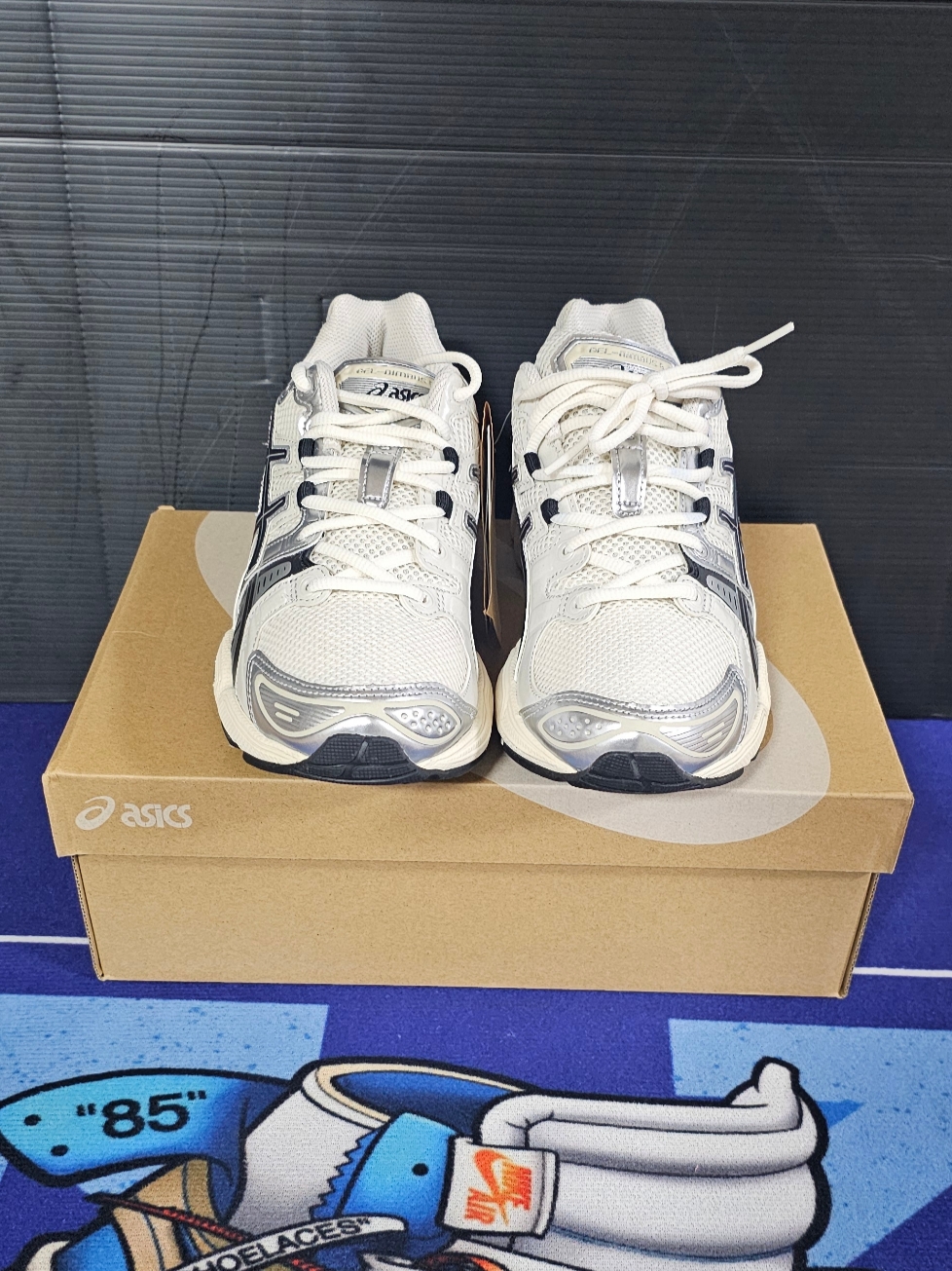 Asics Gel-Nimbus 9 Cream Black 착용 스타일 - 1