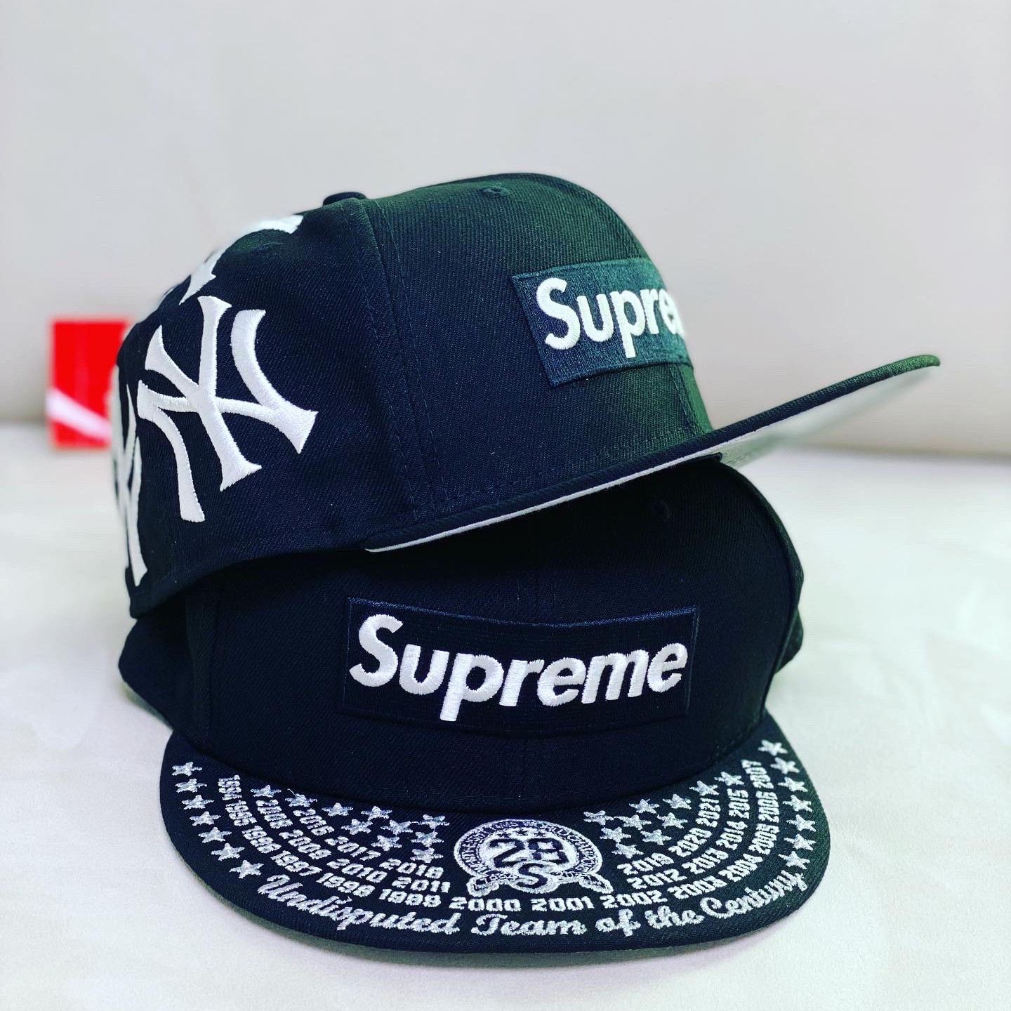 Supreme Undisputed Box Logo New Era Navy - 21FW, Supreme x New York Yankees Box Logo New Era Black - 21FW 착용 스타일