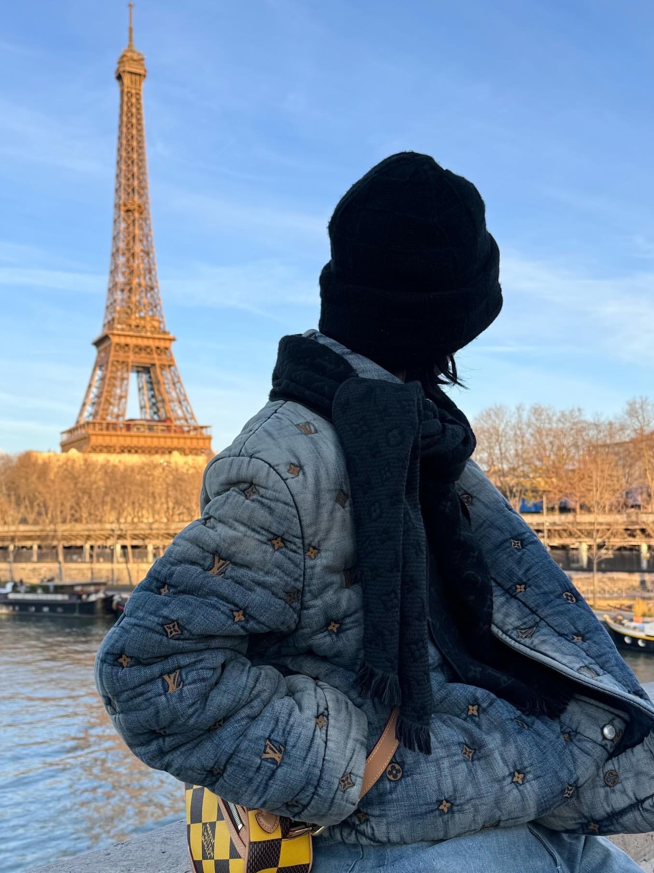 Louis Vuitton Pearls Beanie Black, Louis Vuitton Monogram Classic Muffler Charcoal Grey 착용 스타일 - 4