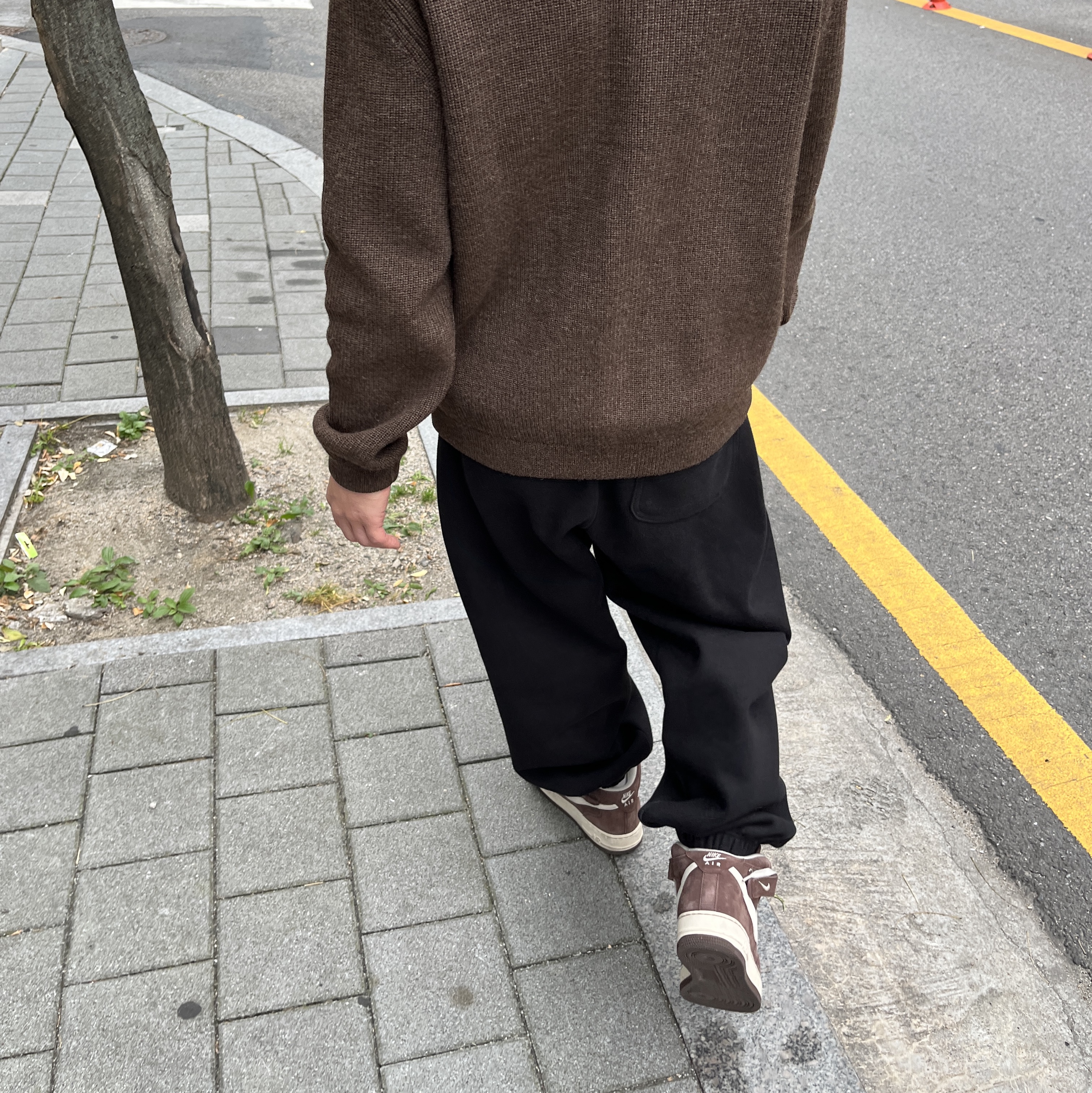 Nike Air Force 1 Mid '07 QS Chocolate, Undermycar Mu.03 Anti Fxxking Logo Play Oversized Sweat Jogger Black 착용 스타일 - 2